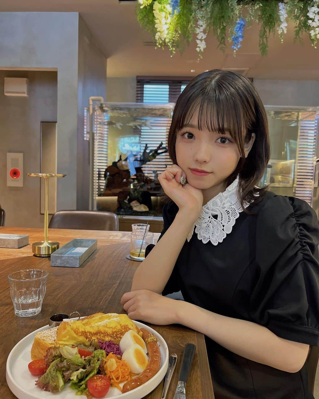 高橋彩音のインスタグラム：「カフェ朝ごはんしました🍳🌼 早起きがんばりましたっ」