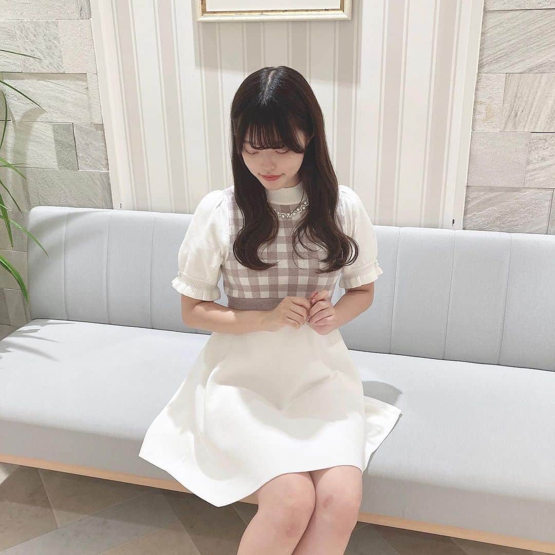 のインスタグラム：「୨୧  𝑁𝑒𝑤 𝑎𝑟𝑟𝑖𝑣𝑎𝑙🎀  #パールネックレスニットOP  color OW/IGY/BK price ¥8,900  大人気のワンピースが店頭に入荷致しました♡  こちらのアイテムは首元のネックレス風な パールが華やかな印象にしてくれています🧁🤍  淡いお色が可愛い為ライブや双子コーデにおすすめ💭  是非店頭にてお確かめくださいませ₍ᐢ.ˬ.ᐢ₎♡   #evelyn #エブリン #ガーリーコーデ #甘めスタイル #甘めコーデ #清楚コーデ #可愛い #girly #feminine #パステル #evelynコーデ #フェミニンコーデ」