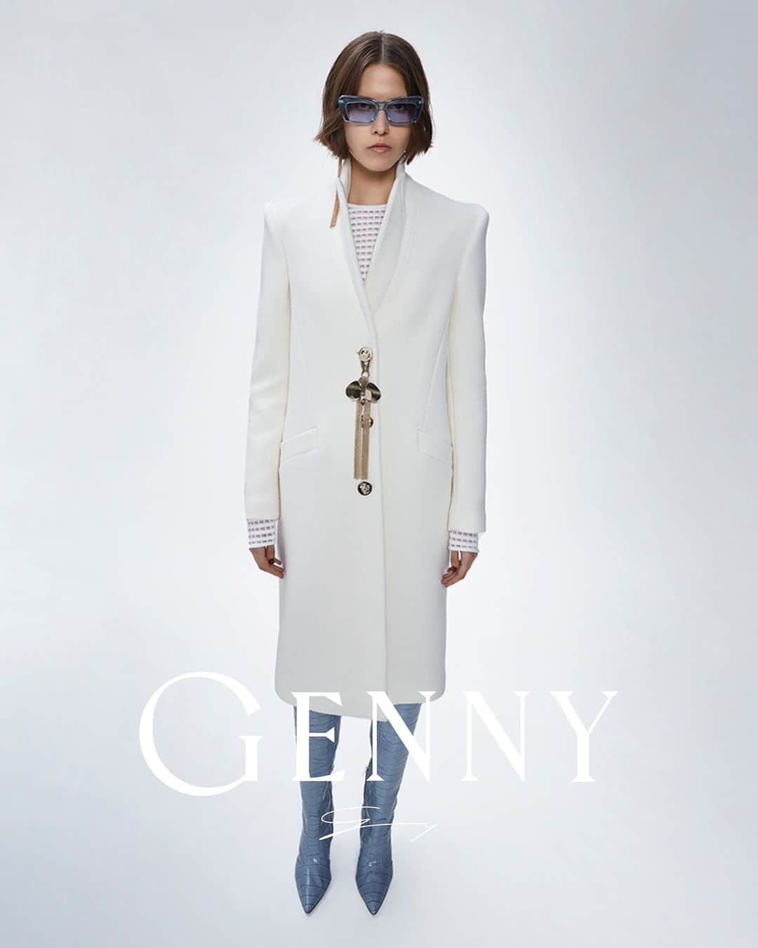 ジェニーのインスタグラム：「Sophistication and simplicity embodied in this total white look with a touch of blue.   See more at genny.com and in boutiques.  #Genny  #MadeinItaly  #FW23」