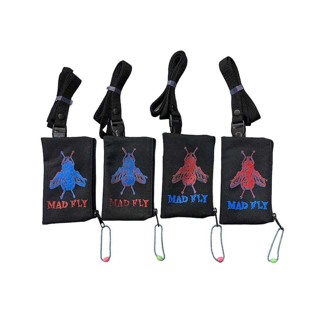 ジャムルのインスタグラム：「MAD FLY SMART WALLET ¥4000+tax(4400) .  VIEWからMAD FLYとロゴ入りの手ぶらで便利なスマートウォレットが限定入荷です！  KEYケース付きのミニマルなデザインで、カード類に紙幣と小銭を最小限に持ち歩けるように製作した使い勝手の良いアイテムです！  野外フェスやアウトドア、ストリートでも使える強度と軽さ、撥水を兼ね備えています。 ストラップとポーチはワンタッチで取り外せ、鍵類も付属のカナビラで簡単に取り外し可能です。  1点1点手刷りの為、プリント部分に擦れなど個体差がある場合もございます。 ご了承ください。  ポーチサイズ　縦 12cm × 横 7.5cm ストラップ　約 80cm .  WEB SHOPに入荷しております。 是非ご覧ください。 jammru.com  #お問い合わせはお電話で承ります #jammru #osaka  #fashion  #streetstyle  #streetfashion  #vtg  #vintage  #used  #usedclothing  #古着 #古着屋 #ファッション #70s #80s #90s」