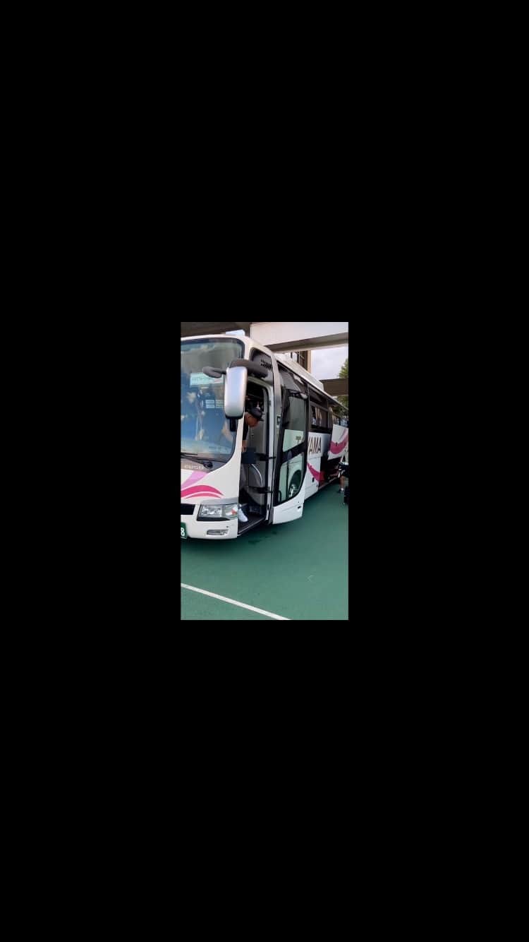 いわてグルージャ盛岡のインスタグラム：「🚌選手バス到着しました！  応援よろしくお願いします📣 声援が大きな力になります🔥🏆  🎥#DAZN で応援する 👉bit.ly/3yt7RKR  #Jリーグ  #いわてグルージャ盛岡  #GRULLA  #一岩  #開闢」