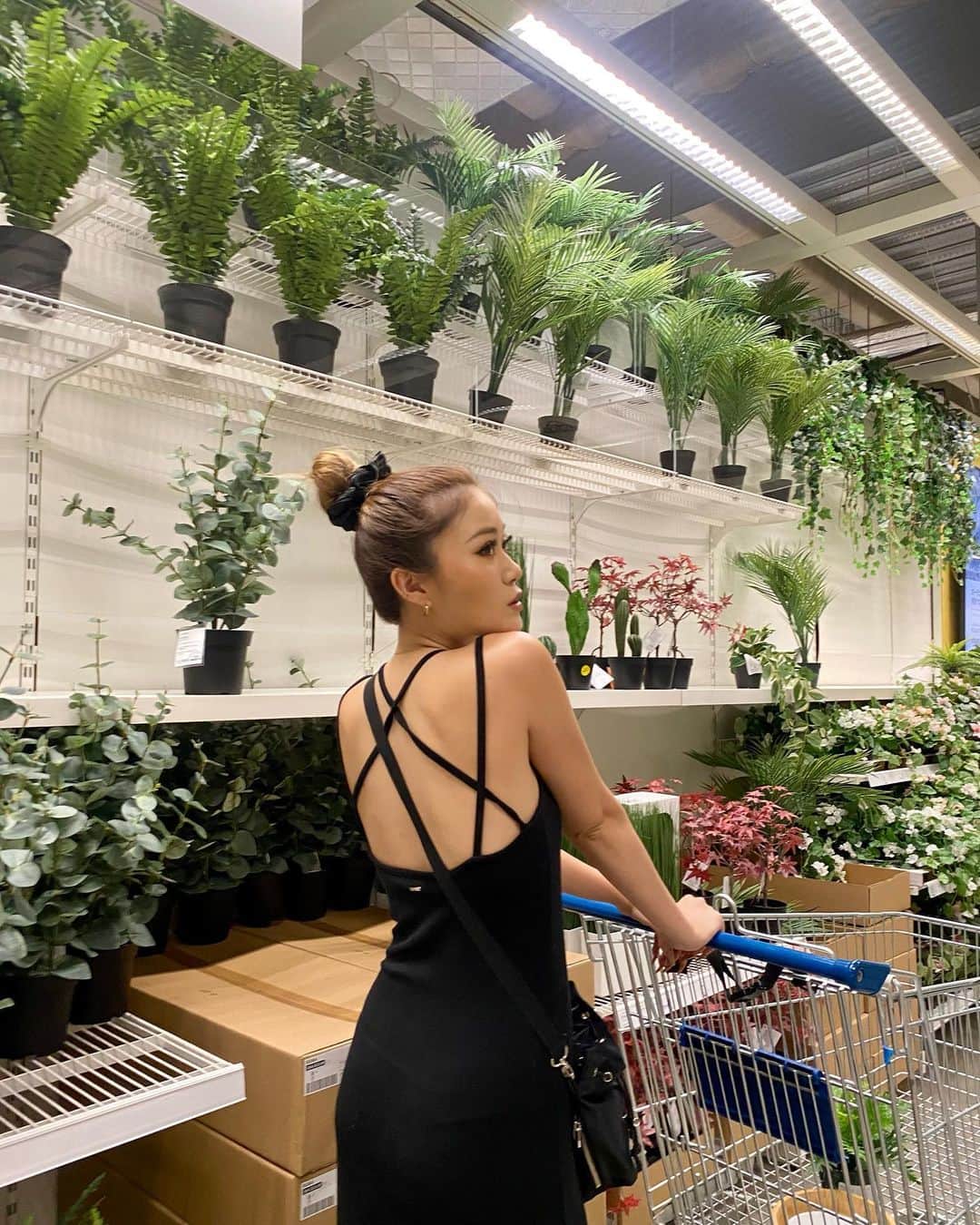 のインスタグラム：「爆買いするぞーってIKEA行っても衝動買いしないタイプだからいつもカートすっからかん🫣笑 基本グリーンコーナーが目当てです🌿‬」