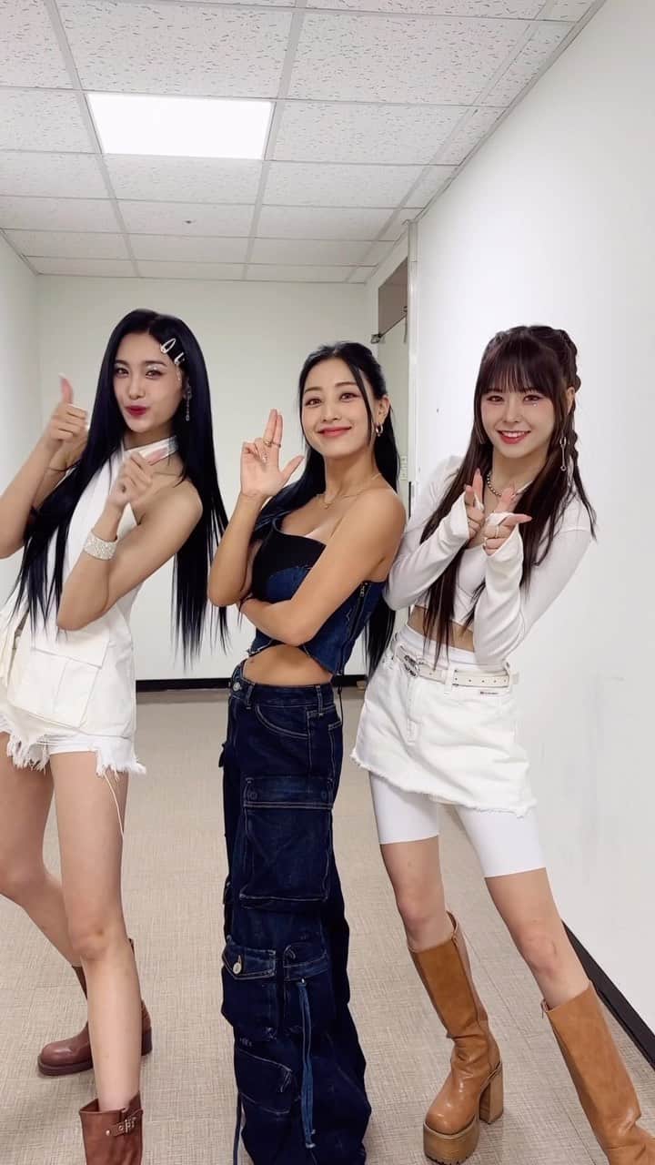 EVERGLOWのインスタグラム：「지효 선배님과 함께 하는 CSC 챌린지💜 #EVERGLOW #에버글로우 #이유 #EU #아샤 #AISHA #TWICE #트와이스 #지효 #JIHYO #ALL_MY_GIRLS #SLAY #CSC_Challenge」