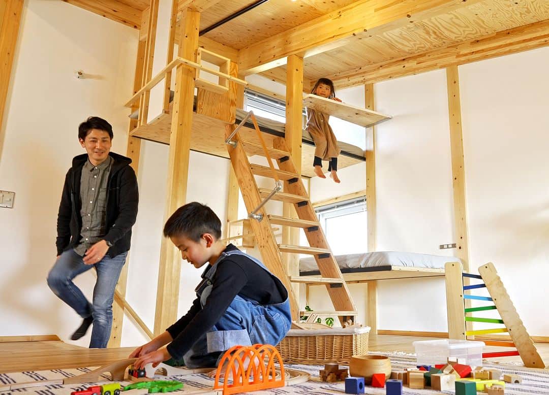 田中工務店／大阪／木の家さんのインスタグラム写真 - (田中工務店／大阪／木の家Instagram)「. 自由にいられる場所  個室を設けるよりも 自由なスペースが広くあったほうが 暮らしが豊かになる。  #tanakakomuten_loft   すべての人に、豊かな人生を。 @tanaka.komuten は、大切な人との豊かな時間という価値を、設計士とつくる木の家づくりを通してお客様にお届けしたい、大阪北摂・吹田市にある工務店です。ぜひフォローください🤲🏻✨  誰も教えてくれない『住まいのレシピ』をメルマガ📮で好評発信中。詳細は @sumai.no.recipe をご覧ください。  #工務店がつくる家 #家づくり記録 #家づくりアイデア #暮らしの記録 #田舎暮らし #木の家 #家づくり記録 #家づくりアイデア #暮らしの記録 #田舎暮らし #育児日記 #北摂ママ #ベビスタグラム #部屋作り #おうちづくり #注文住宅 #大阪注文住宅 #新築 #マイホーム #マイホーム #子どものいる暮らし #子どものいる生活 #子どもと暮らす #インドアグリーン #グリーンのある暮らし #観葉植物のある暮らし   @hokusetsu_camp 絶賛応援中 北摂でキャンプをしよう🏕✨」8月26日 18時00分 - tanaka.komuten
