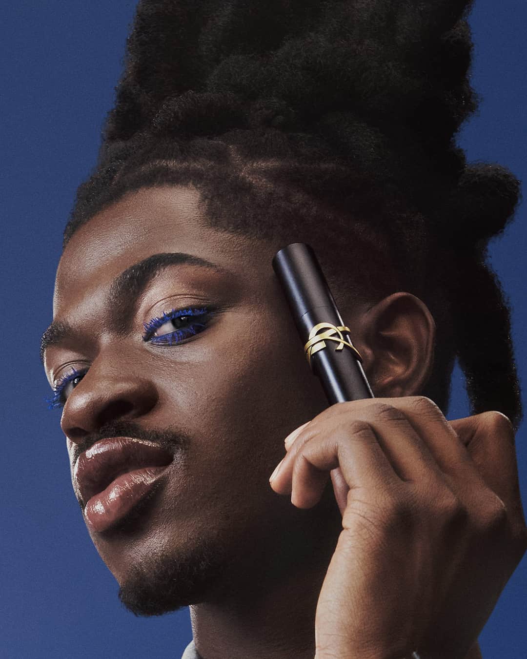 Yves Saint Laurent Beautyさんのインスタグラム写真 - (Yves Saint Laurent BeautyInstagram)「Ready for a rush of electricity? @LilNasX turns up the heat with the bold blue of LASH CLASH N°4 ELECTRIC BLUE. Make a daring statement with your gaze and this intense pop of colour.  LASH CLASH MASCARA N°4 ELECTRIC BLUE  NU HALO TINT HIGHLIGHTER in NU BRONZE NU GLOW IN BALM PRIMING MOISTURIZER TOUCHE ÉCLAT ILLUMINATING PEN N°6.5 NU BARE LOOK TINT N°19 CANDY GLAZE in N°14  #YSLBeauty #LashClash #LilNasX #GenerationNas」8月26日 18時00分 - yslbeauty