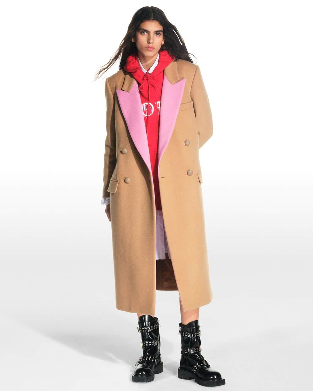 エムエスジーエムのインスタグラム：「FREEDOM, EMPATHY, LOVE®️ statement outerwears with elegant colour-blocks, like this camel w/ pink lapels coat — now available online and in stores 🤎💗❤️ @MassimoGiorgetti」