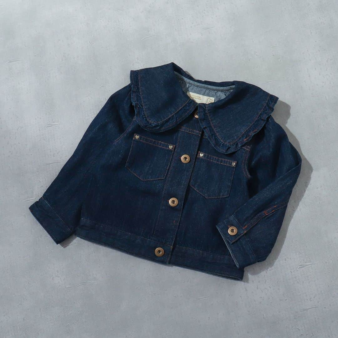 エフオーオンラインストア 子供服さんのインスタグラム写真 - (エフオーオンラインストア 子供服Instagram)「【aprés les cours】『WEB限定』のトレンドアイテムがついに登場♡  ママも着たくなっちゃうくらいかわいい この秋押さえておきたいトレンドアイテム♪  ぽこぽこ素材のお袖が、シンプルながら華やかな印象にしてくれるトップスや バックリボンがとってもかわいいチュニック、  フレアシルエットにレースのフリルがついたパンツや フリルの付いたビッグカラーのデニムジャケットは着るだけでガーリーな印象に♪ ジャケットは羽織るだけで一気にトレンドコーデ♡  オンラインストアでしか手に入らないとっておきのアイテムです✨  ======================= 商品詳細や価格は ショッピングタグからご覧いただけます★ =======================  #foonline #apreslescours #アプレレクール #子供服 #こどもふく #ベビー服 #キッズ服 #キッズコーデ #女の子コーデ  #おしゃれキッズ #おしゃれキッズと繋がりたい #トレンドコーデ #キッズトレンド #キッズＴシャツ #キッズアウター #キッズジャケット #キッズチュニック」8月26日 18時00分 - foonline