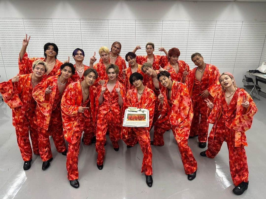 山本彰吾のインスタグラム：「オリコン1位🎖️ お祝いしてくれました👏🍰 . . リリイベ来てくれたRAVERS 曲を沢山聴いてくれたRAVERS いつも応援してくれとるRAVERS そして携わってくれた スタッフRAVERSの おかげです🙇 ありがとーーっ」