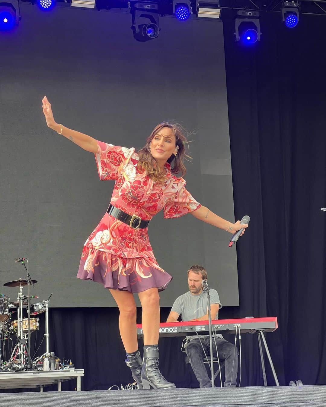 ナタリー・インブルーリアのインスタグラム：「All L💜VE from the crowd at @thebigfeastival yesterday!!! Our equipment didn’t arrive on time… But thanks to my amazing manager @sammymeads01 and my agent @chrisibbs and the wonderful @thebigfeastival crew… we rallied and borrowed instruments from @jakeshears @alexjameshq (THANK YOU!) for a heartfelt impromptu acoustic set 😜🌻   And BIG THANKS to my awesome crew and band who pulled it together and were AMAZING.. as always!!  @ryanalexfarmery @paulmasondrums @henrikirgens @benlyonsmyth @rodclarkson Rob Jones Rik Hart Adam Barker @markhillslondon @caamusic  @thebigfeastival @jakeshears @alexjameshq  📸 @karenrossiter   Styling @fredericalovellpank Dress: @leolin_official @sal_morgan  Shoes: @givenchy」