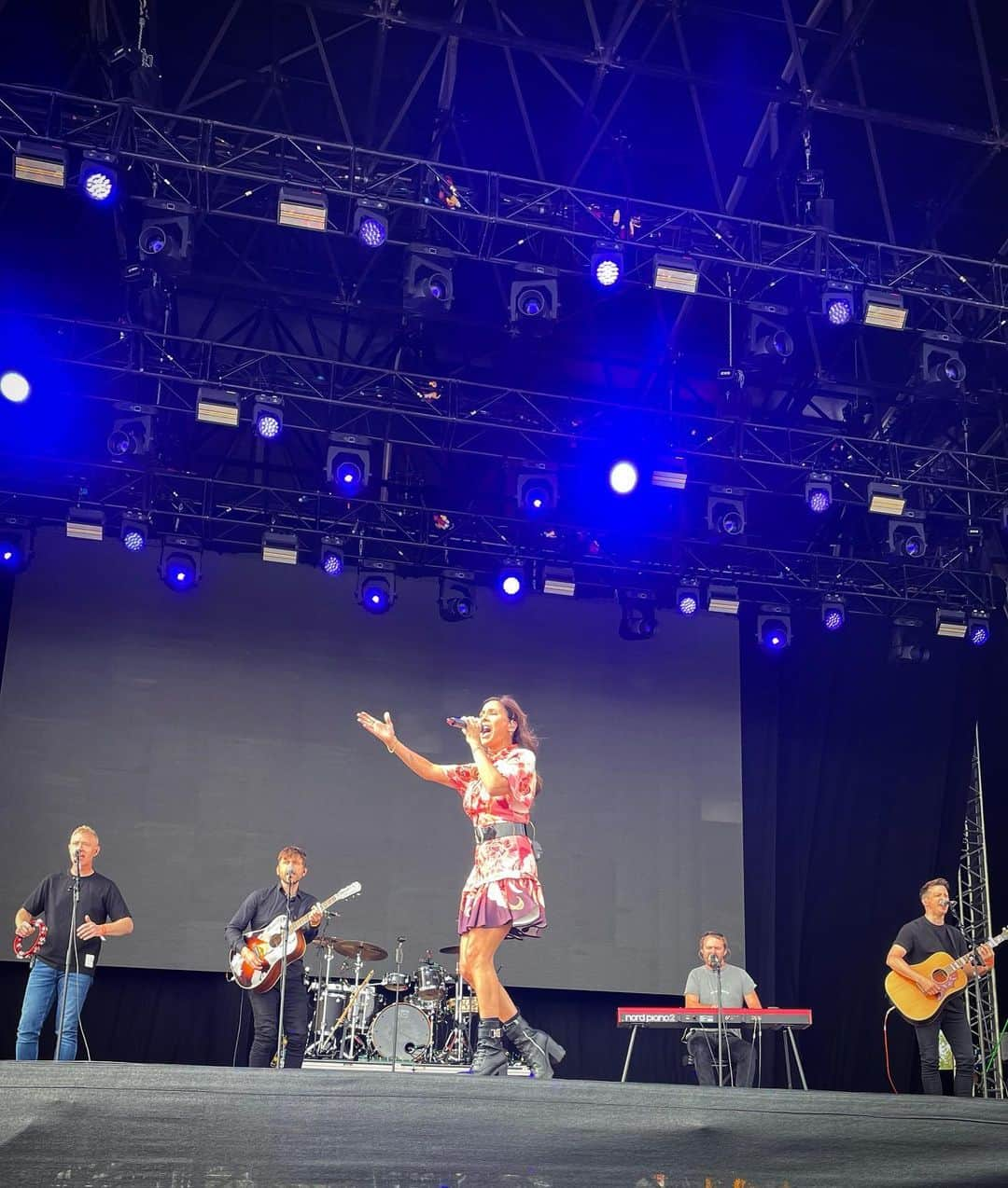 ナタリー・インブルーリアさんのインスタグラム写真 - (ナタリー・インブルーリアInstagram)「All L💜VE from the crowd at @thebigfeastival yesterday!!! Our equipment didn’t arrive on time… But thanks to my amazing manager @sammymeads01 and my agent @chrisibbs and the wonderful @thebigfeastival crew… we rallied and borrowed instruments from @jakeshears @alexjameshq (THANK YOU!) for a heartfelt impromptu acoustic set 😜🌻   And BIG THANKS to my awesome crew and band who pulled it together and were AMAZING.. as always!!  @ryanalexfarmery @paulmasondrums @henrikirgens @benlyonsmyth @rodclarkson Rob Jones Rik Hart Adam Barker @markhillslondon @caamusic  @thebigfeastival @jakeshears @alexjameshq  📸 @karenrossiter   Styling @fredericalovellpank Dress: @leolin_official @sal_morgan  Shoes: @givenchy」8月26日 18時00分 - natalie_imbruglia