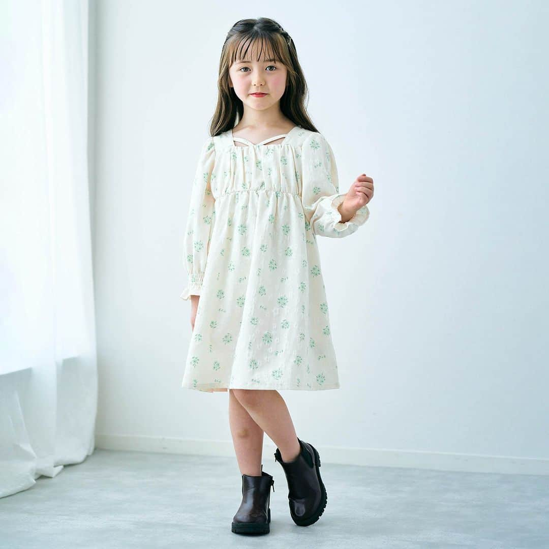 エフオーオンラインストア 子供服さんのインスタグラム写真 - (エフオーオンラインストア 子供服Instagram)「【aprés les cours】『WEB限定』のトレンドアイテムがついに登場♡  ママも着たくなっちゃうくらいかわいい この秋押さえておきたいトレンドアイテム♪  ビッグカラーが印象的で華やかなイメージのワンピースは フォーマルシーンにもおすすめ♡  ホルターネックのワンピースは今年らしい、 まさにトレンドの大人っぽいデザインに！ さらっとしてした素材感で秋口から着用しやすいです😊  オンラインストアでしか手に入らないとっておきのアイテム♪  ======================= 商品詳細や価格は ショッピングタグからご覧いただけます★ =======================  #foonline #apreslescours #アプレレクール #子供服 #こどもふく #ベビー服 #キッズ服 #キッズコーデ #女の子コーデ  #おしゃれキッズ #おしゃれキッズと繋がりたい #トレンドコーデ #キッズトレンド #キッズＴシャツ #キッズアウター #キッズジャケット #キッズチュニック」8月26日 18時01分 - foonline