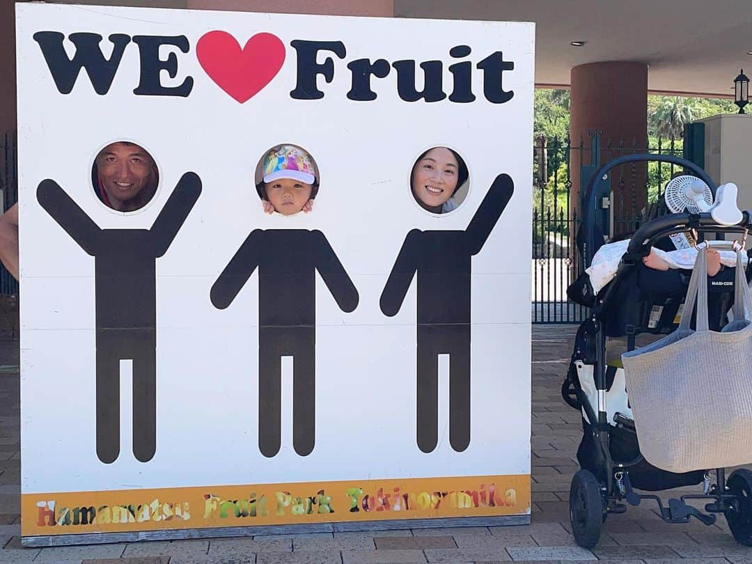 杉岡沙絵子のインスタグラム：「☀️🍍🍓🍎🍇☀️ 　 　 今日は家族で はままつフルーツパークへ🎶 　 ずっと遊びに行ってみたいなと思っていた 水遊び広場が終わる前に滑り込み🏄‍♀️🌊 　 ちびっこ限定の遊び場があったり 涼しい場所で休憩もできて 年少さんも赤ちゃんも楽しめました☺️ 　 お土産には珍しいジャボチカバと 旬を迎えたイチジク〜💕 （今シーズン初✨✨） 　 さらに、フルーツパークの売店で 以前めちゃくちゃ気になって買って 超おいしかった"ごぼう菓子"と "柔らかいイカ天"を購入！！笑 　 カリカリのイカ天はいろんな所で買えるのですが この柔らかいのがなかなか無いんです！！！！ まさかフルーツパークで出会えるとは🤣 　 　 暑かったですが大人も子どもも 大満足！目一杯楽しませていただきました💕 　 　 フルーツパークの水遊び広場、 川遊びはいよいよ9月3日で終わり😭 みなさまお早めに〜！！！ 　 　 ・ ・ #フルーツパーク #はままつフルーツパーク時之栖 #浜松水遊びスポット#浜松おでかけ子連れ #フルーツdeグッティ#勝田さんにもお会いできました♡#偶然！！！」