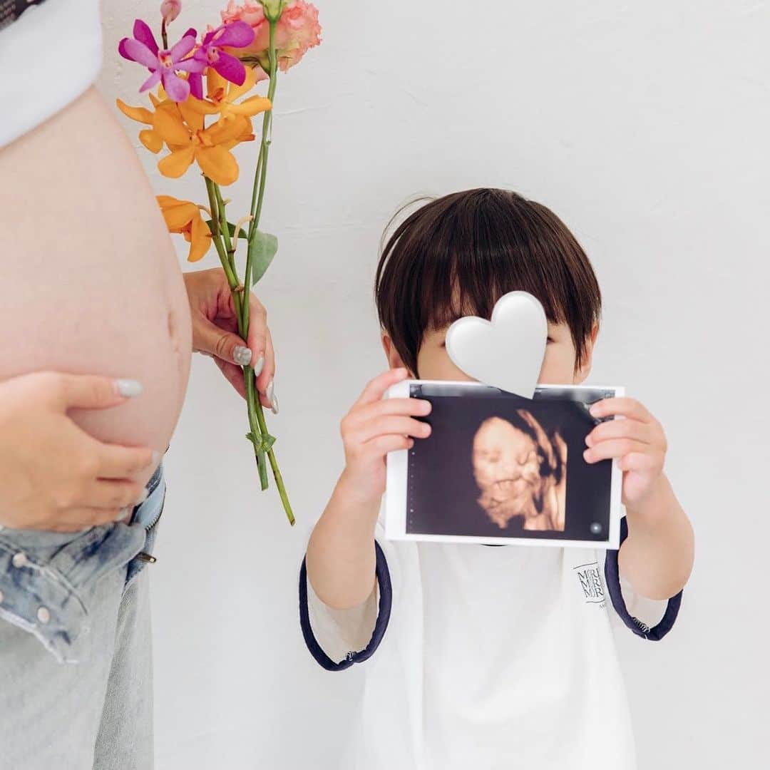 伊藤りかさんのインスタグラム写真 - (伊藤りかInstagram)「． 一生の思い出👦🏻👶🏻🤍 * 我が子の愛おしさ＋可愛さ＋大切さ… 息子がたくさんのことを教えてくれた３年間♡ 弟が生まれたら兄弟写真たくさん残そうね🫶🏻 * 今は、お兄ちゃんモードがすごいですが(笑) 無理せず息子のペースで お兄ちゃんになってくれると嬉しいなぁ🥰♩ * 📷 @lururu_photo thank you🩷 * #男の子ママ #兄弟ママ #幼稚園ママ #妊婦 #妊婦コーデ #妊婦健診 #妊婦生活 #妊娠9ヶ月 #妊娠後期 #マタニティ記録 #34w #マタニティフォト #マタニティ生活 #マタニティファッション #マタニティコーデ #マタニティライフ #4歳差育児 #伊藤りか #snsクリエイター」8月26日 18時01分 - rrrika.i