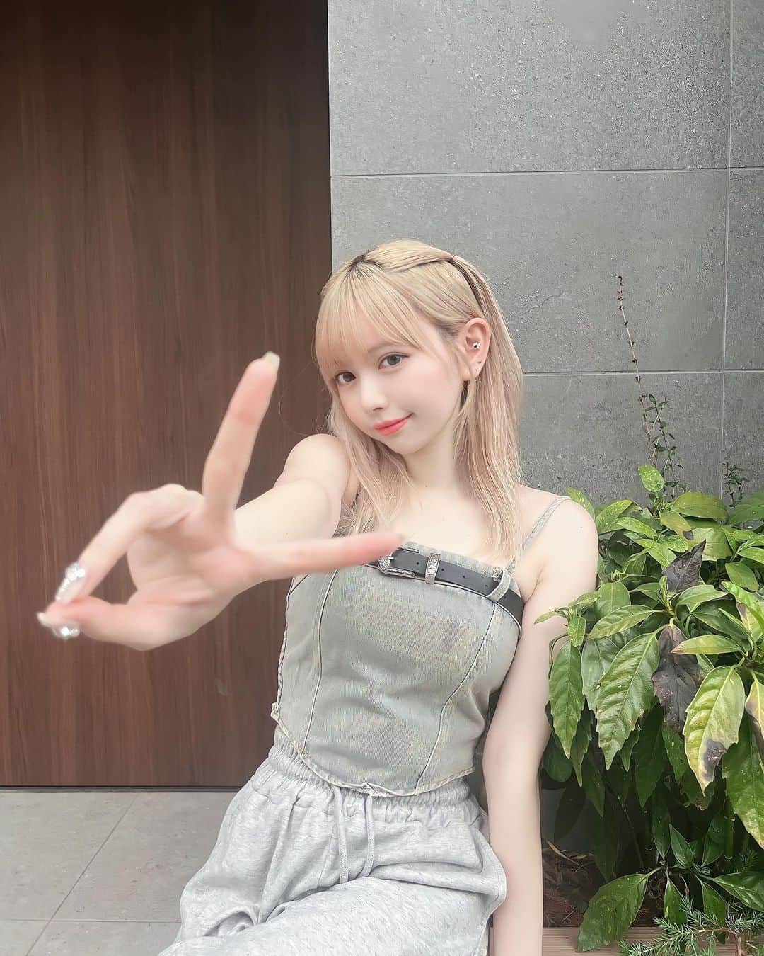 若林萌々のインスタグラム：「かんわいすぎる今ネイル🤍🤍」