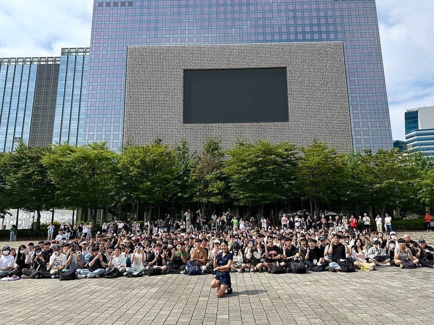 TWICEのインスタグラム：「원스와 함께라 반짝이는 햇살이 더욱 눈부셨던 오늘 🍃☀️ 무더운 여름이라도 지효와 #KillinMeGood 만 있으면 어디든 갈 수 있어 ... 🏝️ 음악중심과 미니팬미팅까지 원스들의 사랑을 잔뜩 느낄 수 있었던 시간 🍭 원스들도 #지효 (a.k.a 박이겨내) 사랑 받고 지치지 말고 이겨내! 🧡  ONCE made today's sun shine brighter 🍃☀️ Even though it's a hot summer, you can go anywhere if you have JIHYO and #KillinMeGood ... 🏝️ With today's MusicCore stage and mini fanmeeting, you could feel ONCE's love 🍭ONCE! You can get through anything with #JIHYO (a.k.a Park Igyeonae)'s love too! 🧡  🔥Listen "Killin' Me Good" jihyo.lnk.to/ZONE  #TWICE #트와이스 #JIHYO #ZONE」