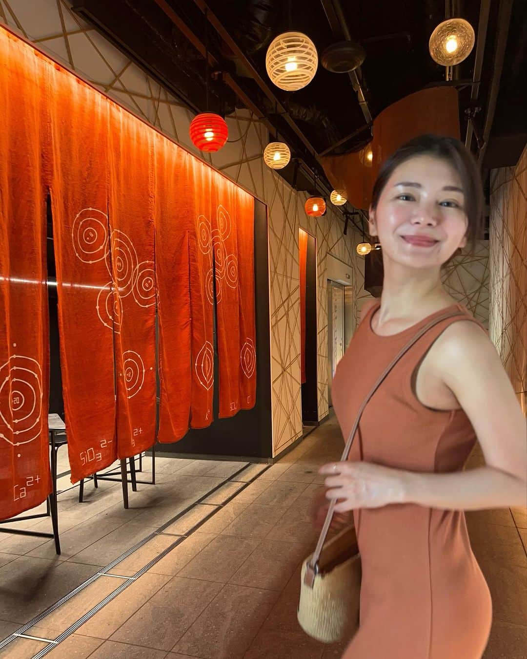 えりっこのインスタグラム：「【旅行のスキンケア😋】  もうすぐ子供たちの夏休みが終わります。  長かった… 毎日めちゃくちゃ元気、 土日はミニバス🏀の試合も朝からあるので、 母いろいろボロボロ。🤣  そんな日々ですがストーリーでたくさん肌艶を褒められてスキンケアを聞かれたのでお答え🥹❕❕  この写真は旅先で息子が撮ってくれました📸♡ 日焼け止めだけのすっぴんです💡  持って行ったスキンケア。  全身オイル @weleda_japan  ザクロオイル。お風呂後にすぐ塗るのがおきにいり。 ヴェレダの思想とかSDGsの取り組みはとても好きです。買い物は投票だと思いながら購入してます。 Loft @loft_official の展示会で知ってからお気に入り！  化粧水 @taro_horie 先生が処方してくださったヘパリン。 美肌マニアの先生なのでお話もたのしいです☺︎  ↑これだけで普段過ごすことも多いのですが  紫外線で強張るので @nivea_promo_jp ミニの青缶  リップケアは @ipsa_jp   日焼け止めはもうこれ無しではいられない😂 紫外線で出る体の悪い物質をりせっとしてくれるの。  @sofinaip_jp  @miyuki_watari さんのお話きくたびにipのファンになります🤤♡  もう３年？４年くらいこれ使ってます🤭💓  日焼け止めにニベア混ぜていて クーラーとかで乾燥をちょっとでも感じたらニベアかヘパリン塗ります。  パックは @mynadeshico_official #MyNADESHICO  MyNADESHICO emu H2モイストジェルパック  作ってるみどり先生のこだわりがありすぎて、サプリメントも超超愛用者🥹💓  旅先ってたくさん食べるし、 日焼けもするけどこの水素パックすると赤みが引くのでとてもすきです。  さいきんは肌に過多に栄養というよりは、リセット、保湿、予防心がけてます。  クレンジング・洗顔はハイドロキノン入りのやつ。また紹介しますね👏  #スキンケア」