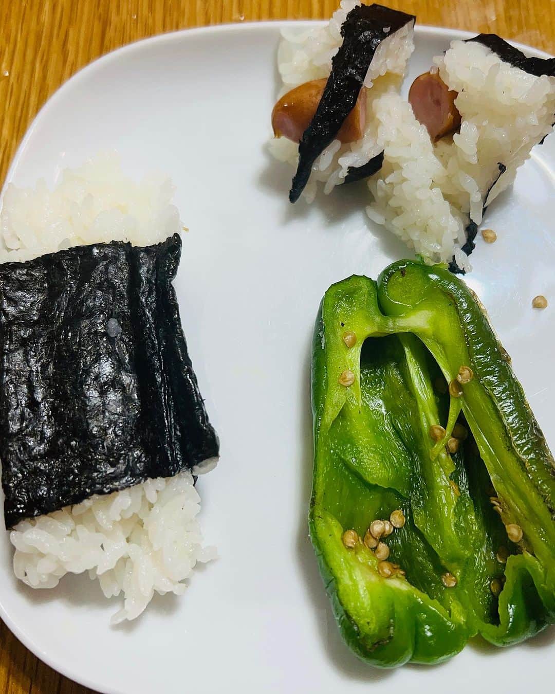 池辺愛さんのインスタグラム写真 - (池辺愛Instagram)「今週は私が出張続きで（今も神戸に向かってます🚄）パパが #学童弁当 を作ってくれました！  こちら1作目。  このグラタンは冷凍食品なんですが、最近の娘のお気に入り♡  そして札幌へ向かう私に、これ、お弁当の切れ端なんだけど食べる？と出してくれたのが写真2枚目。  う、うん😂 左のは失敗作だそうです😂  お弁当やご飯を作ってくれるからありがたい😂🙏  #パパ作弁当 #育児も家事も仕事も協働 #ほどほどにがんばる #我が家のスタイル」8月26日 18時08分 - aiikebe