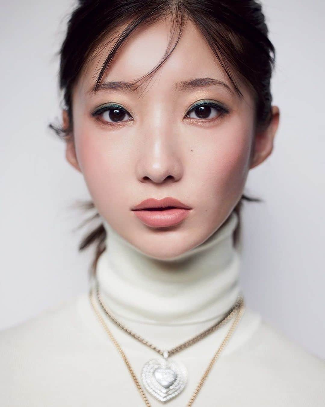 飯島望未さんのインスタグラム写真 - (飯島望未Instagram)「10月号の @spurmagazine に @chanel.beauty の秋冬限定コレクションが登場しています。 パレットを開けたらハンマー調のゴールドに ジュエリーのような 輝く4色のアイシャドウが埋め込まれていて、 独創性と大胆さが唯一無二の目元を表現します。 とってもシルキーなつけ心地✨  レ キャトル オンブル ビザンス 2023年9月1日 特別限定品として 発売予定。  是非チェックしてみてください！  Photo @akaomasanori  Makeup @rieshiraishi1220  Hair @kotaro__hair  Styling @saeko_sugai  Edit @yukiko.ogawa_works」8月26日 18時08分 - nozo0806