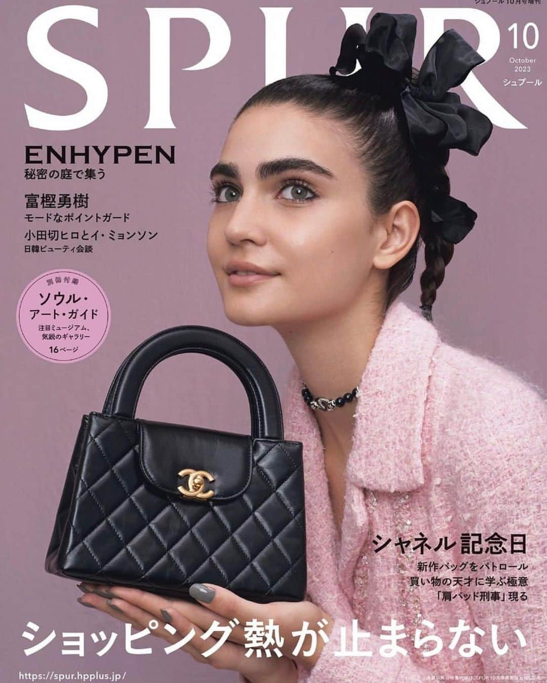 飯島望未さんのインスタグラム写真 - (飯島望未Instagram)「10月号の @spurmagazine に @chanel.beauty の秋冬限定コレクションが登場しています。 パレットを開けたらハンマー調のゴールドに ジュエリーのような 輝く4色のアイシャドウが埋め込まれていて、 独創性と大胆さが唯一無二の目元を表現します。 とってもシルキーなつけ心地✨  レ キャトル オンブル ビザンス 2023年9月1日 特別限定品として 発売予定。  是非チェックしてみてください！  Photo @akaomasanori  Makeup @rieshiraishi1220  Hair @kotaro__hair  Styling @saeko_sugai  Edit @yukiko.ogawa_works」8月26日 18時08分 - nozo0806