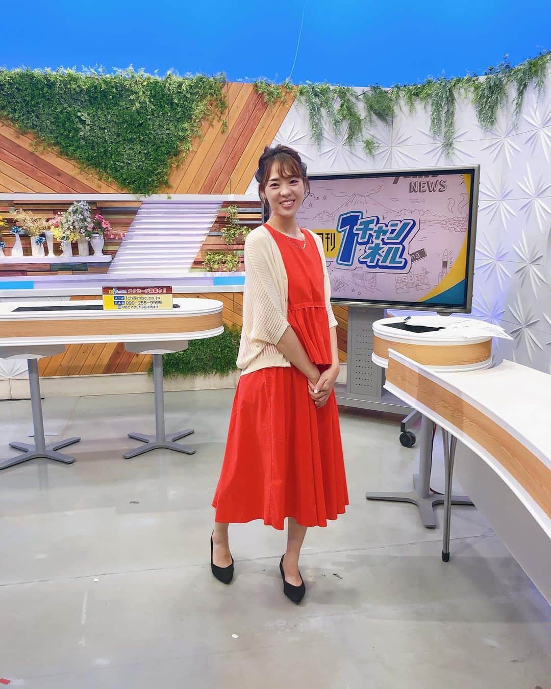 迫田さおりのインスタグラム：「・ MBC【週刊1チャンネル】 ・ 衣装👗 @boujeloud_salon  ・ イヤリング💍 @soeurmam  ・ 色鮮やかな赤で気持ちまでパッと明るくなるワンピース！ イヤリングもとっても可愛らしい😊 ・ ありがとうございました! ・ ・」