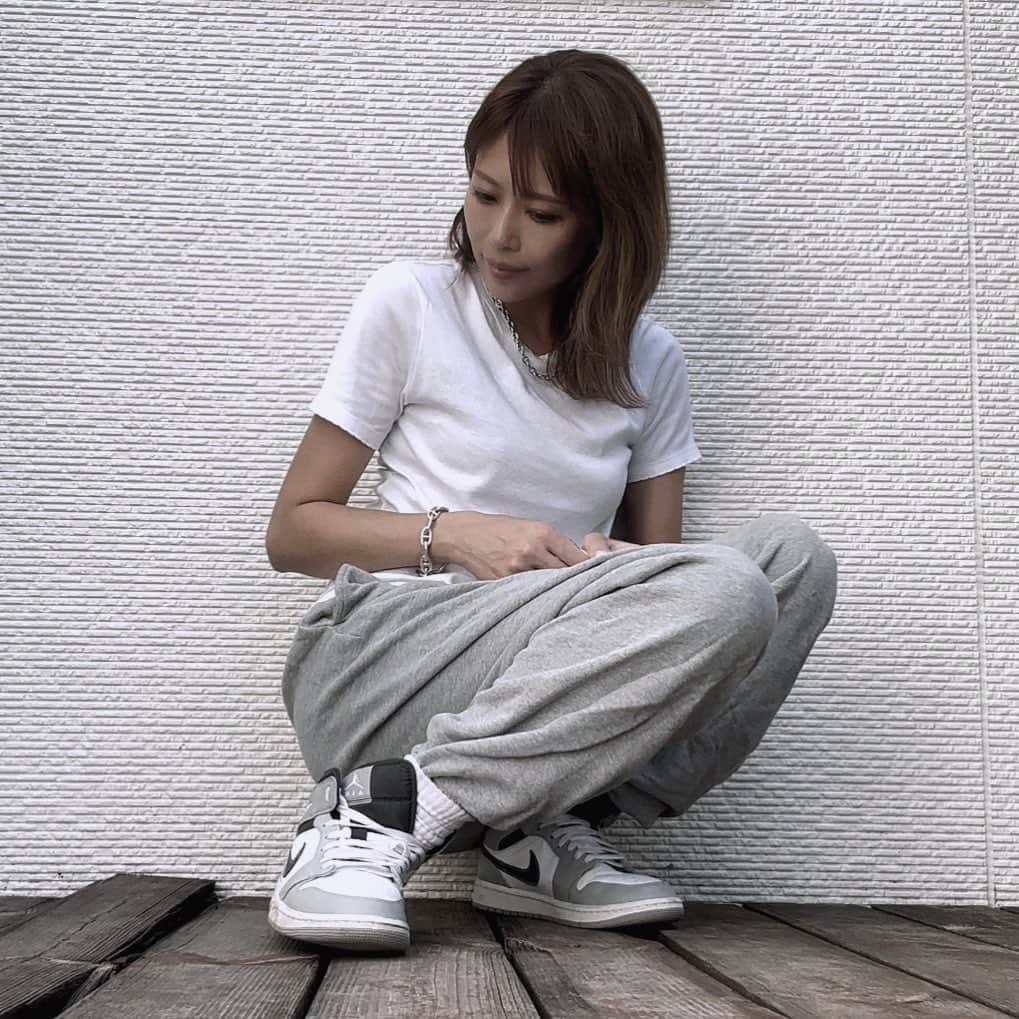 山本明果のインスタグラム：「⠀ ⠀ ⠀ ⠀ 🤍🩶🖤 ⠀ ⠀ tshirt / #petitbateau @petitbateau_jp  ⠀ ⠀ プチバトーのTシャツは形最高。 167cmでXSを着ています。  #プチバトー #プチバトーT #Tシャツ #Tシャツコーデ #クルーネックTシャツ #プチバトー130周年 #Sponsored」