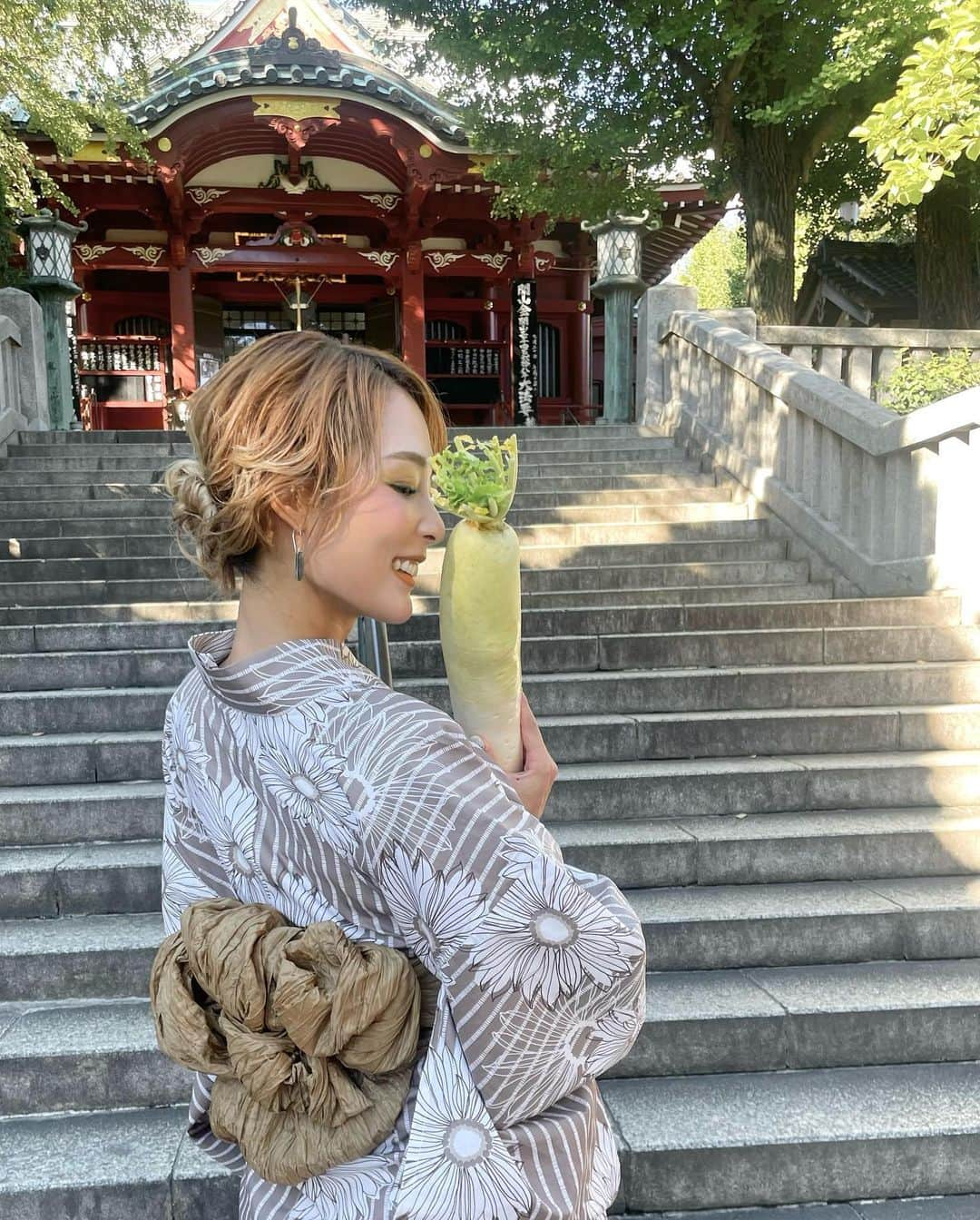 RiRiのインスタグラム：「大根をお供えするお寺🤲✨  待乳山 本龍院（待乳山聖天）🌿  お香やお線香の香り、 お坊さんの雰囲気など、 お寺ってすごく好き🤎 ( "お"の連続😂 )  数年前から使っている塗香も新しいモノをGET🤍  魔除けやお清めとして使われる塗香🌱  白檀などの香木や漢薬を粉末状にした香りの浄化アイテム✨  天然の香りが好き☺️🌳」