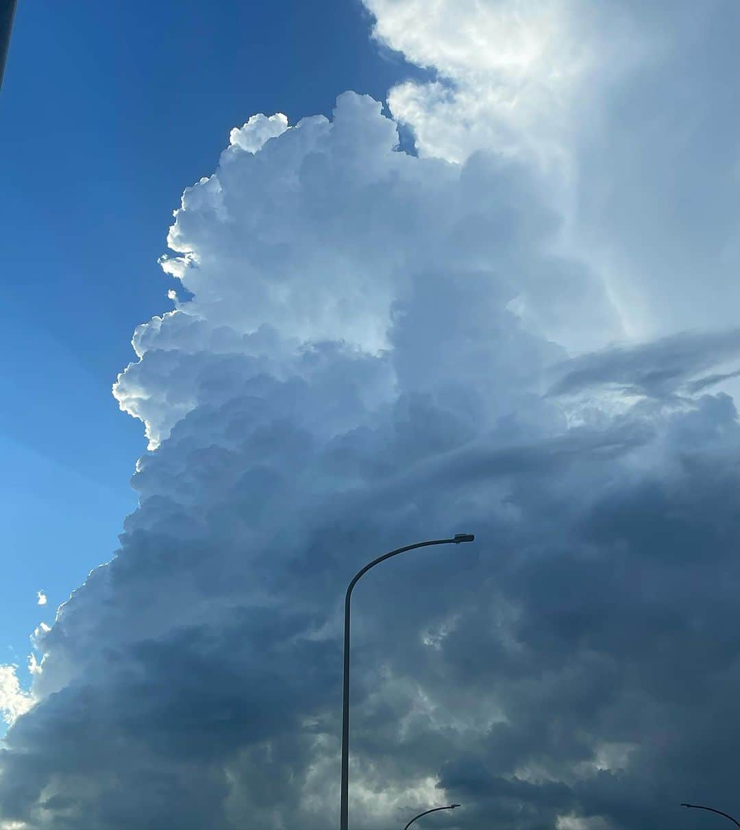 皆川明のインスタグラム：「僕はやっぱり雲が好き。 特に入道雲は特別な存在だ。」