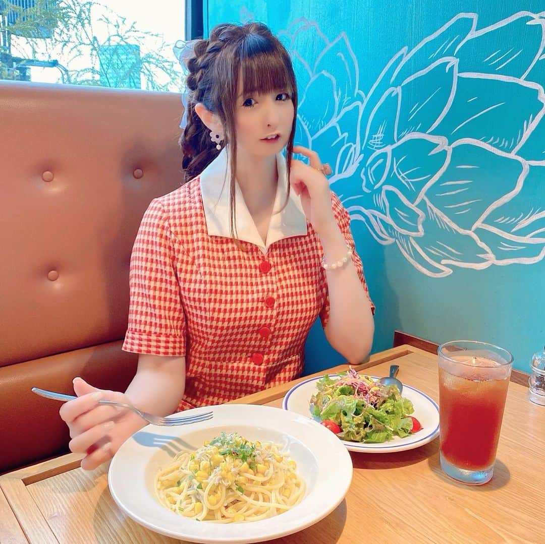 伊藤芽衣のインスタグラム：「いつの日かの 原宿ランチ♡ ⁡ Harajuku DACCI pasta laboさん♡ @harajuku_dacci  ⁡ ここのパスタは ほんとーにおいしすぎるので、 何度かおじゃましています♡ ⁡ （めいちのインスタ見て 行ったよ！報告も ありがとうございます♡） ⁡ お洋服は、 TNEWTIESさんの @20s_tnewties_jp の オレンジワンピース 今年も着ました…！ ⁡ #原宿ランチ #パスタランチ #原宿dacci #トゥエンティーズ　#20s #tnewties #レトロコーデ　 #レトロファッション」