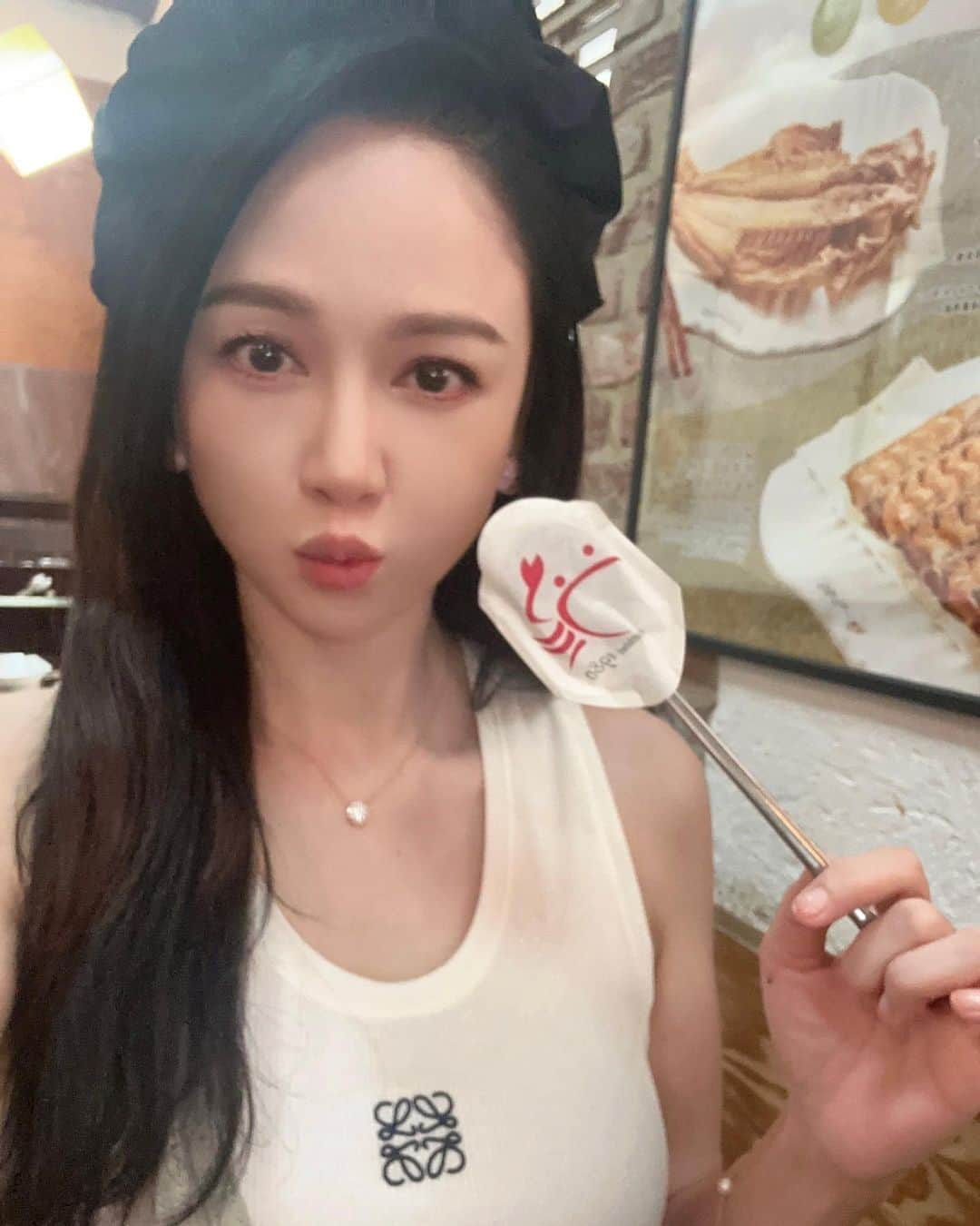 ジョー・チェン（Joe Chen）さんのインスタグラム写真 - (ジョー・チェン（Joe Chen）Instagram)「🤍🍦🤍🍦 請忽略我旅行腫3天的內雙 我的雙胞胎姊妹晚上才會出現  #joe在旅行」8月26日 18時19分 - iam_joechen