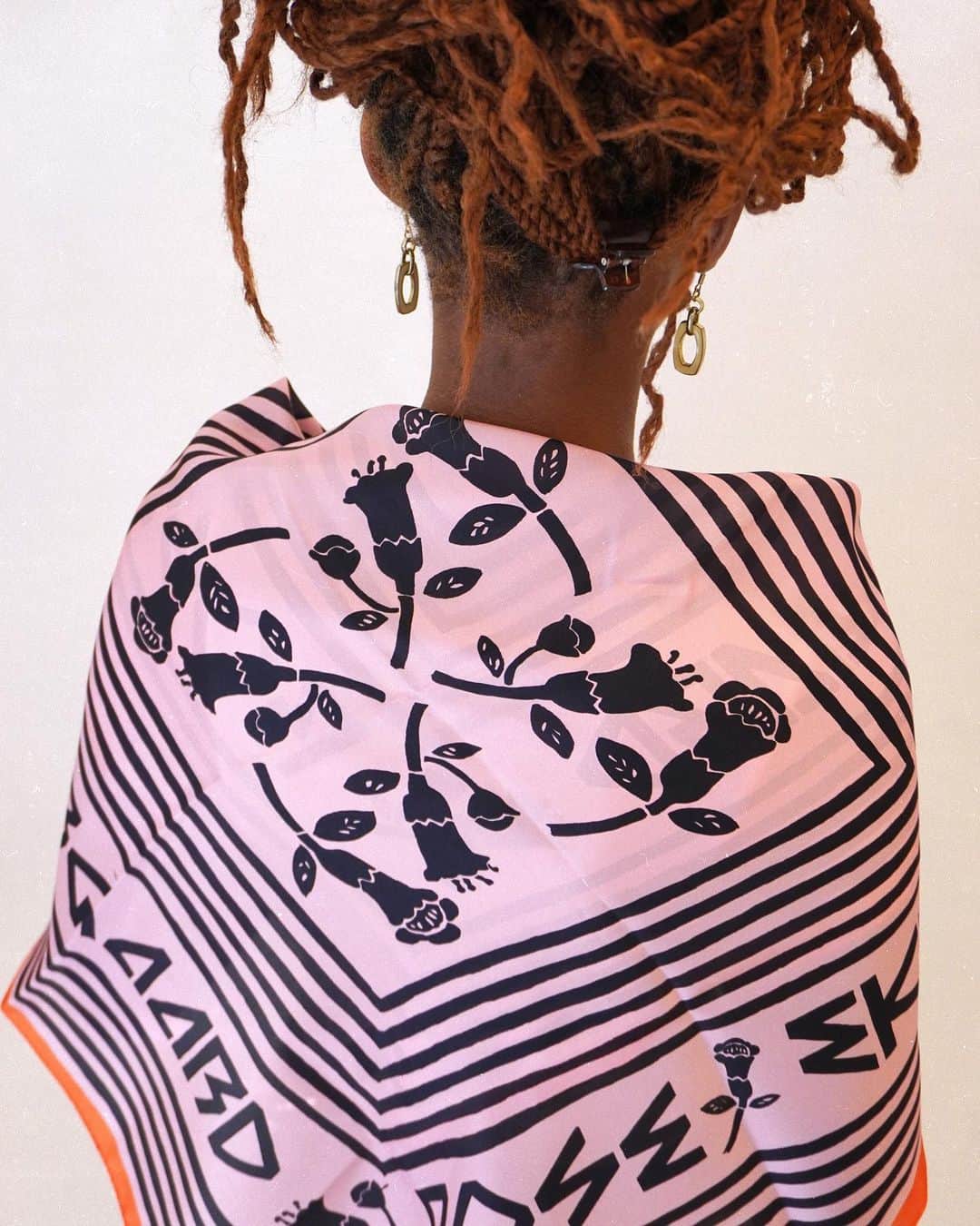 マッツノーガードさんのインスタグラム写真 - (マッツノーガードInstagram)「In collaboration with @roseeken and @chart_artfair .   Find t-shirts featuring the poisonous Belladonna plant and Rose Eken’s signature on the back, soft 100% silk scarves and a special #101 Rose Eken edition in black and pink.   #madsnorgaard #roseeken #chartartfair」8月26日 19時20分 - madsnorgaard