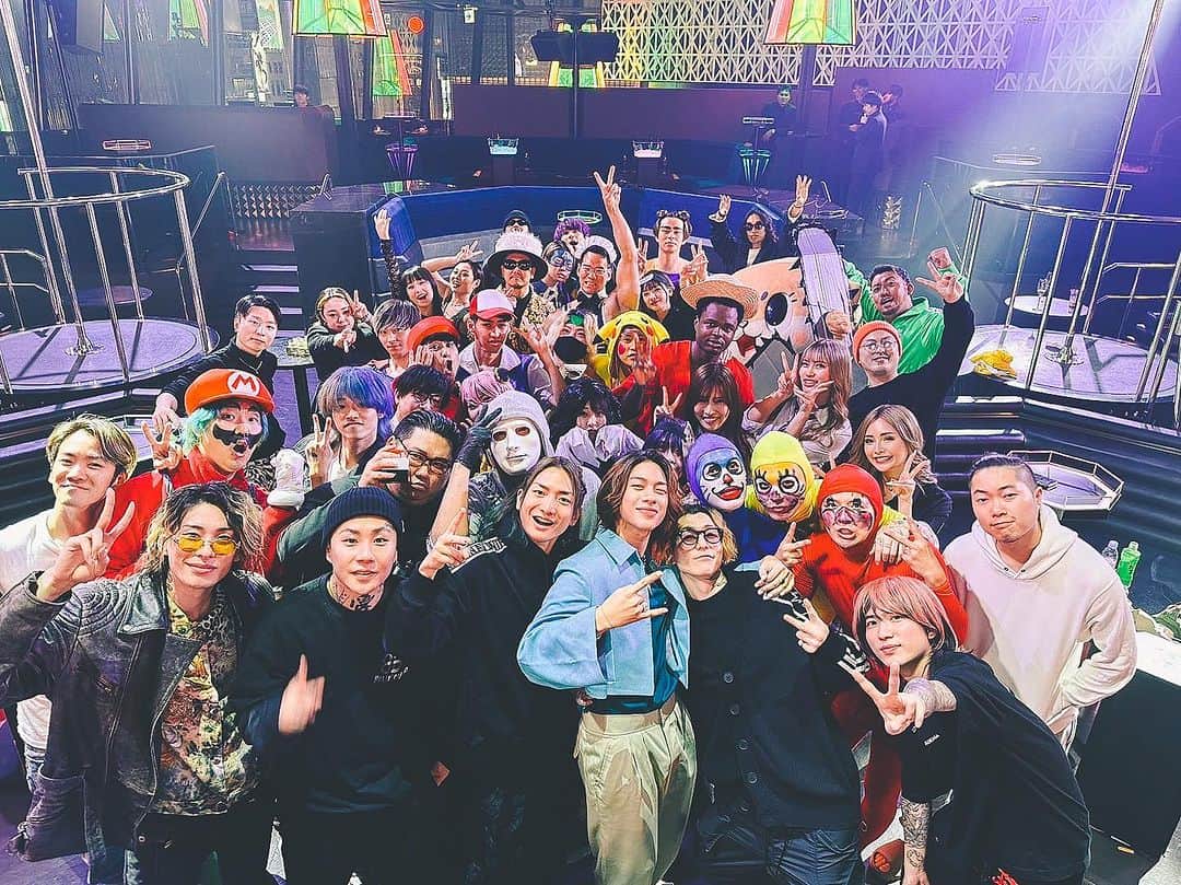 シノサンのインスタグラム：「TotheTop.」