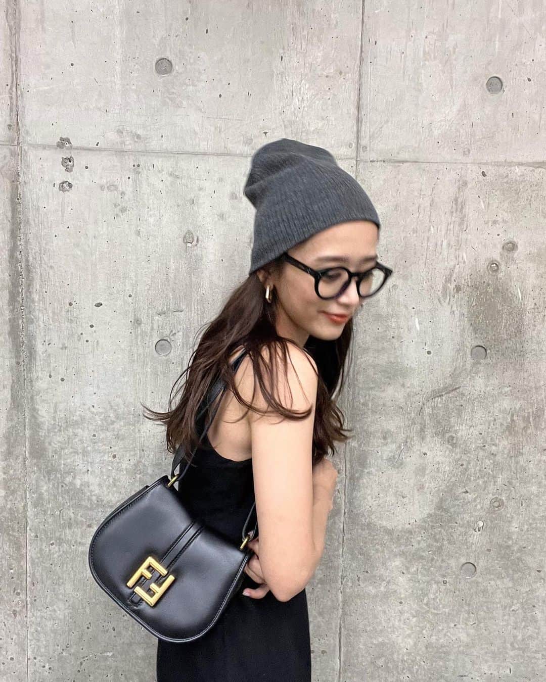 近藤千尋のインスタグラム：「たまにはニット帽❤️の日☺️ バッグとピアスは大好きな　@fendi 🤳 #fendi  土曜日だけど珍しく働いてた日💗 母に感謝🫂👏‼️  明日はいよいよ… ラヴィットロックーーーーーー🩷🥺 きてくれる人🥺？❤️」