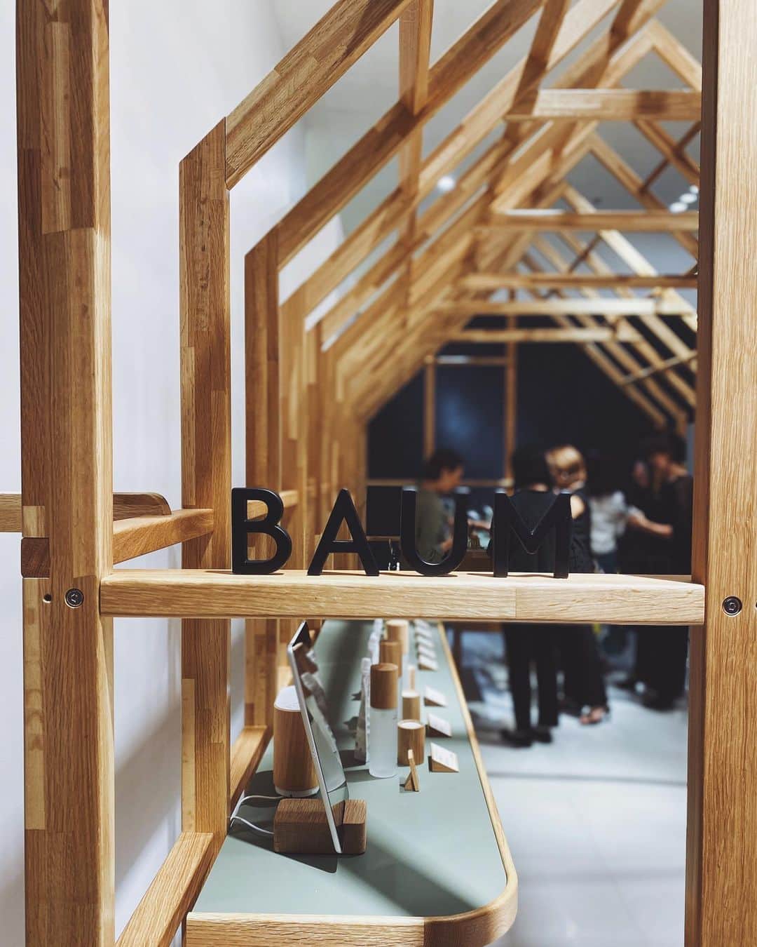 小塚源太のインスタグラム：「BAUM POP-UP STORE @kobe_bal  2023.8.26 LAUNCH  TREEHOUSEにつかわれている木材もパッケージ同様カリモク製品に使われる素材を使用。森林浴をしているかのような気持ちのよい空間でした🌳  昨日のレセプションにお出かけくださった皆さま、ありがとうございました😊」