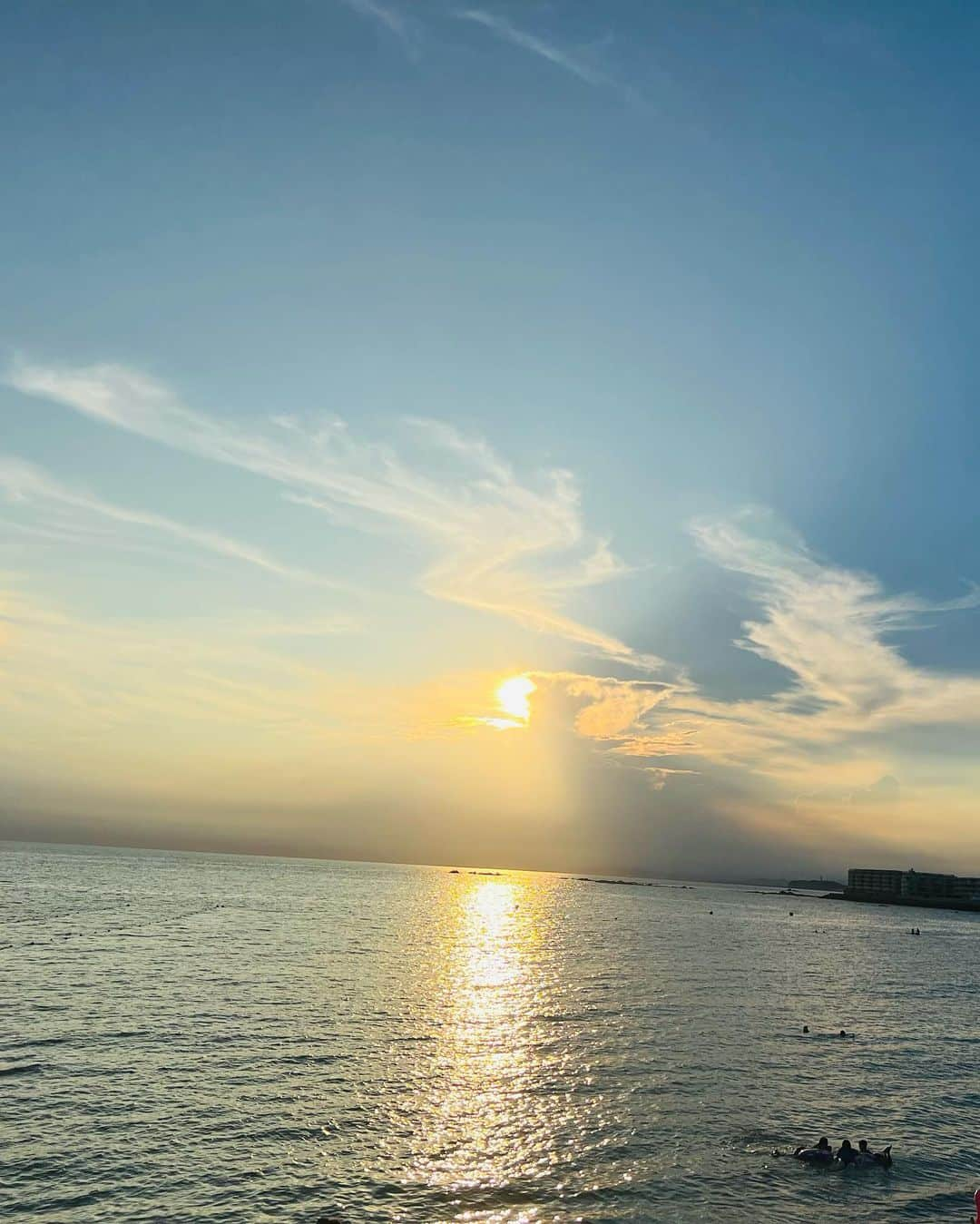 愛川みれいさんのインスタグラム写真 - (愛川みれいInstagram)「夏の思い出in葉山☀️  この日の夕陽🌇が本当に綺麗だった✨✨  ご飯もテラスで食べれて最高だったよ🫶🍽️💋  #葉山#スケープスザスイート #夏の思い出#海#愛川みれい」8月26日 18時22分 - mirei.aikawa