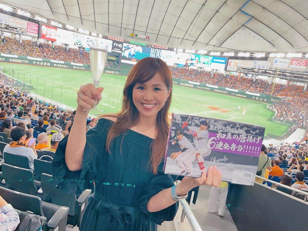 のインスタグラム：「本日はアスリートデー🥰⚾️ 東京ドームで盛り上がっています✨試合はもちろんだけど、売り子さんやっぱカワイイよねー😀私も一日バイトしたいなぁー！みんな頑張ってるー！インプレッショントレーニング®︎もしてあげたくなっちゃう🍺✨  #東京ドーム  #読売ジャイアンツ  #巨人  #阪神タイガース  #売り子さん可愛い」