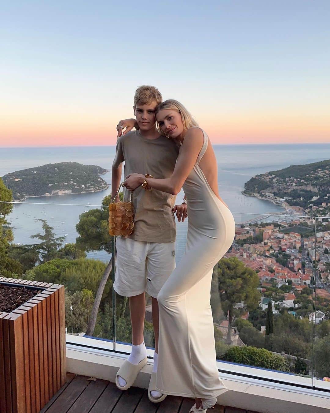 エレナ・ペルミノヴァのインスタグラム：「Moments from French Riviera  1.  Nikita will bypass my height soon  2. The whole gang on the way to the 🌊 3. Unconditional love 💞 4. Fav vongole 🍝  5. 18 years together  6. new Miu bag 🤍 7. Pizza time  8. Arisha cooked 🍕 with love  9. Breakfast with a view  10. mom of 4 on the date 🍸」