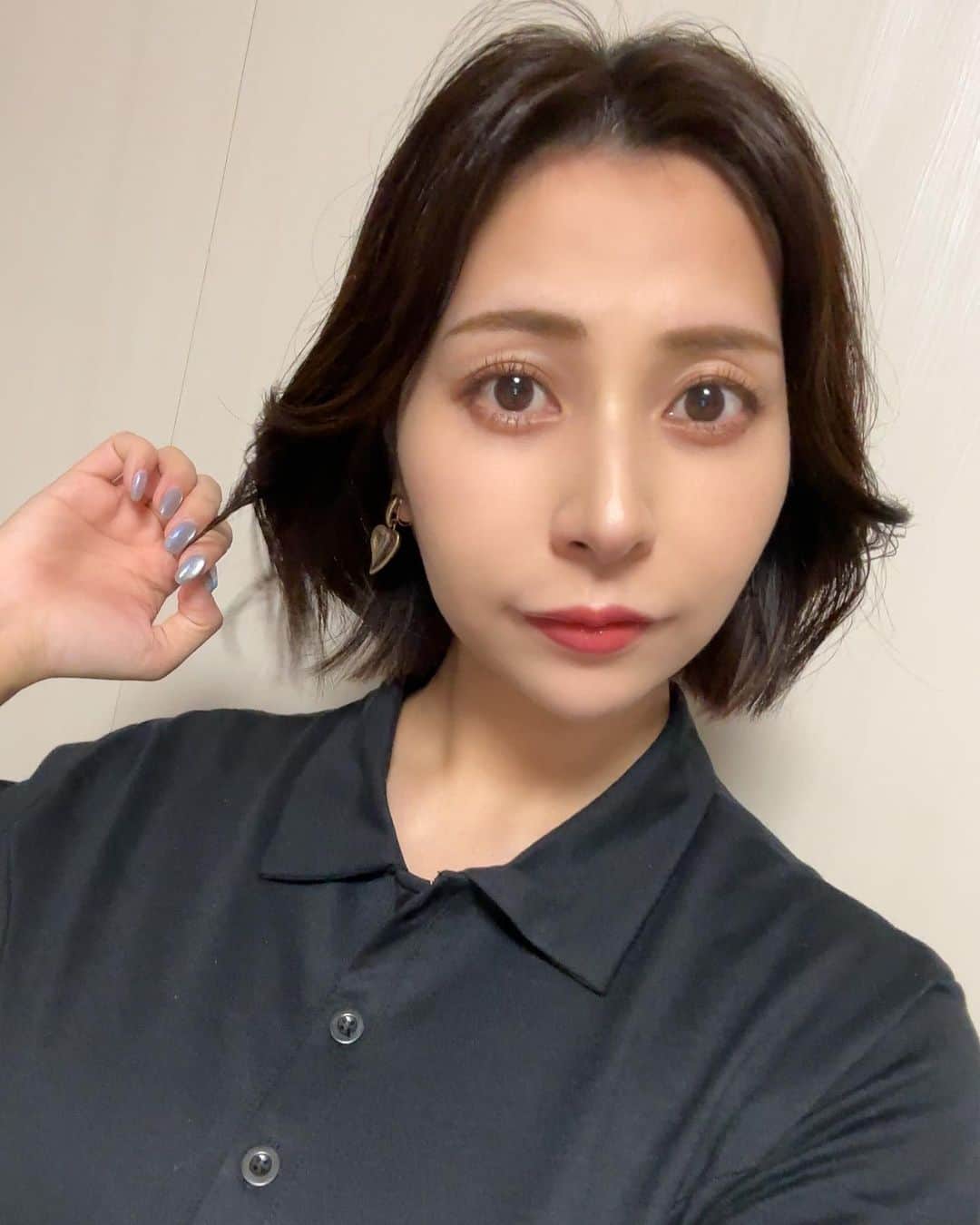緑川ちひろのインスタグラム：「前髪伸びてきた〜  #ショートボブ #ボブ #ボブヘア #グラドル自画撮り部」