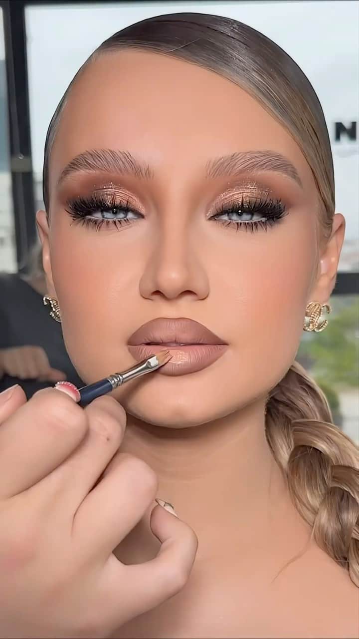 Huda Kattanのインスタグラム：「Take notes from @dafineneziri & unleash your inner glam with this lineup @eraakajtazi 🔥✨ ⠀⠀⠀⠀⠀⠀⠀⠀⠀ ✨ #FauxFilter Concealer in Sugar Biscuit #hudabeautyeasybake  ✨ Lovefest Cream Blush in Toasted Tangerine ✨ Khaki Haze & Naughty Nude Eyeshadow Palette  ✨ Liquid Matte Lipstick in Miss America – 20% off on our website! 😱💄 #hudabeauty #makeuptutorial」