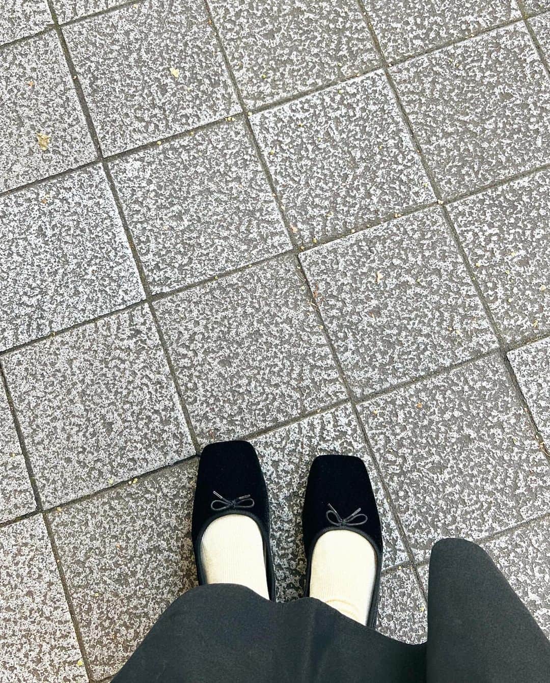 kazumiさんのインスタグラム写真 - (kazumiInstagram)「久々神戸大丸🤍 神戸の街並みは可愛いくて好き。 タクシー乗り場まで可愛い🚕 ゆっくりしたかったけど明日は引越し！ だから東京へ〜。  私服は @studioclip ×kazumiコラボワンピのブラックと セサミのシューズ🖤 ワンピはシワがあまり気にならなくて 移動時間が多い時でも安心🫶 黒は間違いなく合わせやすい💯✨  @nesessaire.official のブラウス @aeta_photo のバッグ @marcomonde_official の靴下  帽子は　@crahug.official でお取り扱いのある @ishidaseibou 👒  #神戸#私服#studioclip#kazumiコラボ #kazumi#aeta#nessesaire」8月26日 18時30分 - kazumi0728