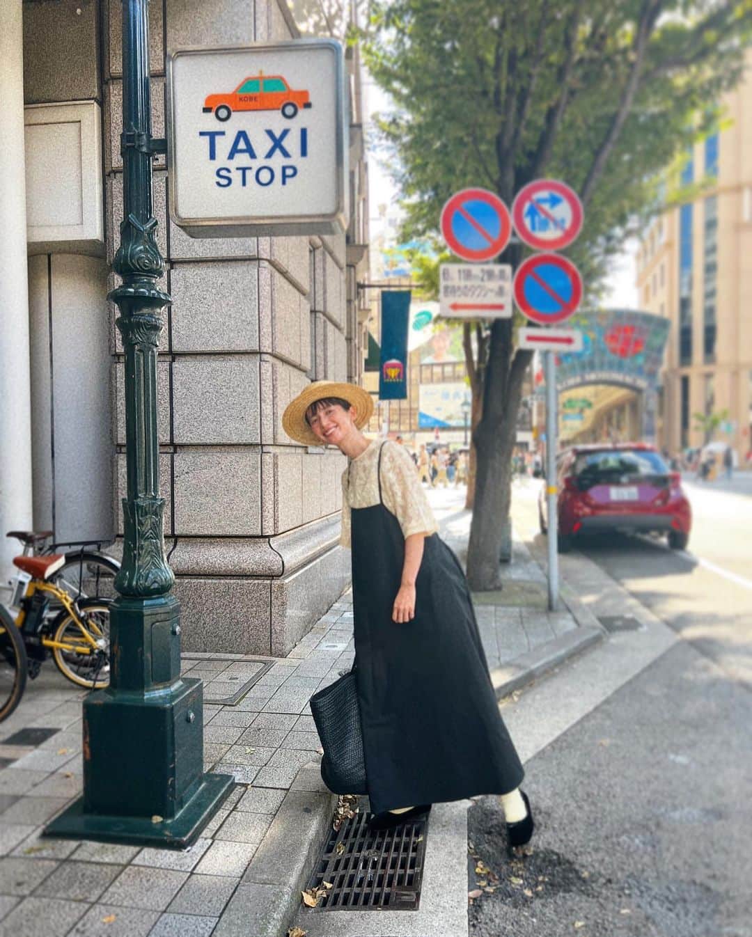 kazumiさんのインスタグラム写真 - (kazumiInstagram)「久々神戸大丸🤍 神戸の街並みは可愛いくて好き。 タクシー乗り場まで可愛い🚕 ゆっくりしたかったけど明日は引越し！ だから東京へ〜。  私服は @studioclip ×kazumiコラボワンピのブラックと セサミのシューズ🖤 ワンピはシワがあまり気にならなくて 移動時間が多い時でも安心🫶 黒は間違いなく合わせやすい💯✨  @nesessaire.official のブラウス @aeta_photo のバッグ @marcomonde_official の靴下  帽子は　@crahug.official でお取り扱いのある @ishidaseibou 👒  #神戸#私服#studioclip#kazumiコラボ #kazumi#aeta#nessesaire」8月26日 18時30分 - kazumi0728