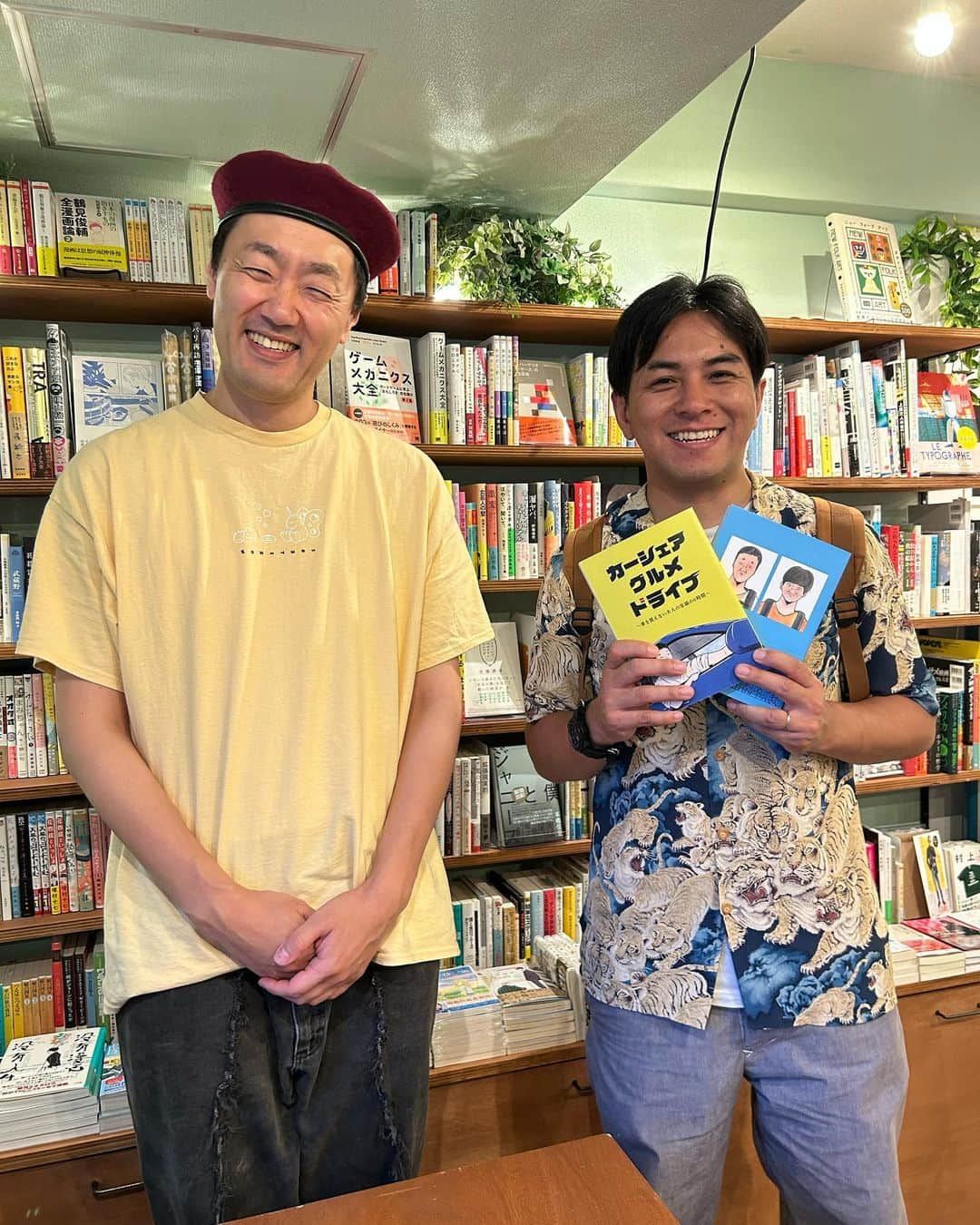 伊藤智博のインスタグラム：「祝・漫画家デビュー１周年『42歳のごめたん展in蟹ブックス』におじゃましてきました！「39歳の免許合宿」、「カーシェアグルメドライブ」どちらもまとめ読みするのが楽しみ！  #42歳のごめたん展 #グランジ五明 #39歳の免許合宿 #カーシェアグルメドライブ #蟹ブックス #LLR伊藤」