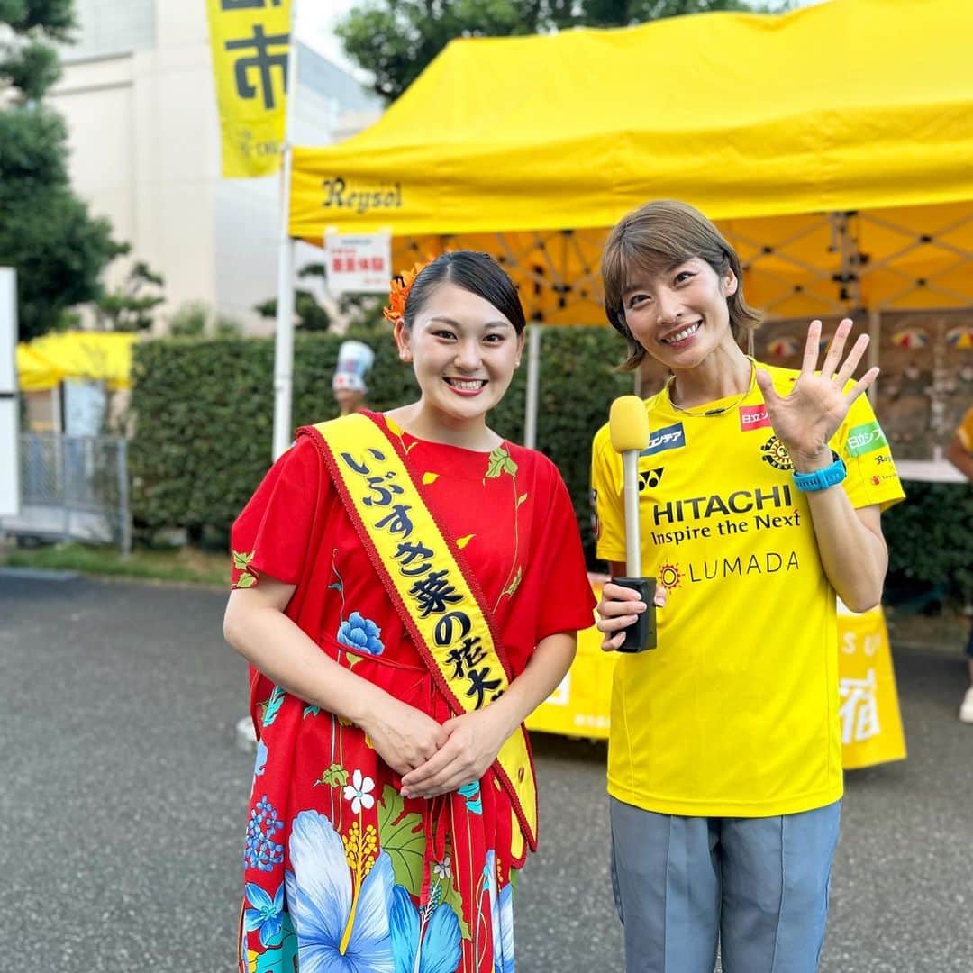 西谷綾子のインスタグラム：「⚽️🟡⚫️ スタジアムに到着後、 指宿市観光PRブースを取材！😊 菜の花大使肥後美咲さん♡美しかった〜🥰 サポーターインタビューも ありがとうございました🎤  19時kickoff  柏レイソルvsサンフレッチェ広島 リーグ戦⚽️残り11試合🔥 勝利してみんなで喜び合いたい🥹🥹  ちなみに今朝は7時50分スタート🏃‍♀️ @ganbaleyusuke 20km ゲストペーサーよしきくんと😊  体の状態、走り出してからわかることもあるよね！ 今日の体調に合わせて自分で考え上手くアレンジし 頑張れたことが素晴らしいです😌🤝  暑い夏もあと少しかな🥹☀️ 9・10月のゲストペーサー🗓️🍁  ゆうすけさんの足が治り 元気に走れていますように💫🙏  9/2(土) 5:50/km 9/3(日) 5:15/km 🈵 9/16(土) 5:40/km 9/18(月祝) 5:15/km 9/30(土) 5:00/km 10/9(月祝)1km×5本 (5:00/km、4:45/km、4:15/kmを担当) 10/21(土) 6:00/km  毎回、満員御礼に感謝です🥹🤝 しっかりサポートします🔥🔥」