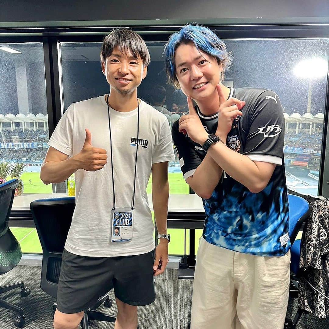 しゅうぺいさんのインスタグラム写真 - (しゅうぺいInstagram)「川崎フロンターレ始球式⚽️ いつも刺激をありがとう！ 悠感謝してるよ✨ PKメチャクチャ緊張したー💦 最高の思い出をありがとう😊 サポーターの皆さんもありがとうございました！ そしてこれからも応援してます☺️  #川崎フロンターレ #小林悠 #町田JFC #麻布大学附属渕野辺高等学校 #サッカー部 #同級生 #プロサッカー選手 #お笑い芸人 #予想しない未来 #今を生きる #超サイヤ人ブルー  #シュウペイポーズ」8月26日 18時31分 - pekopa.shupei