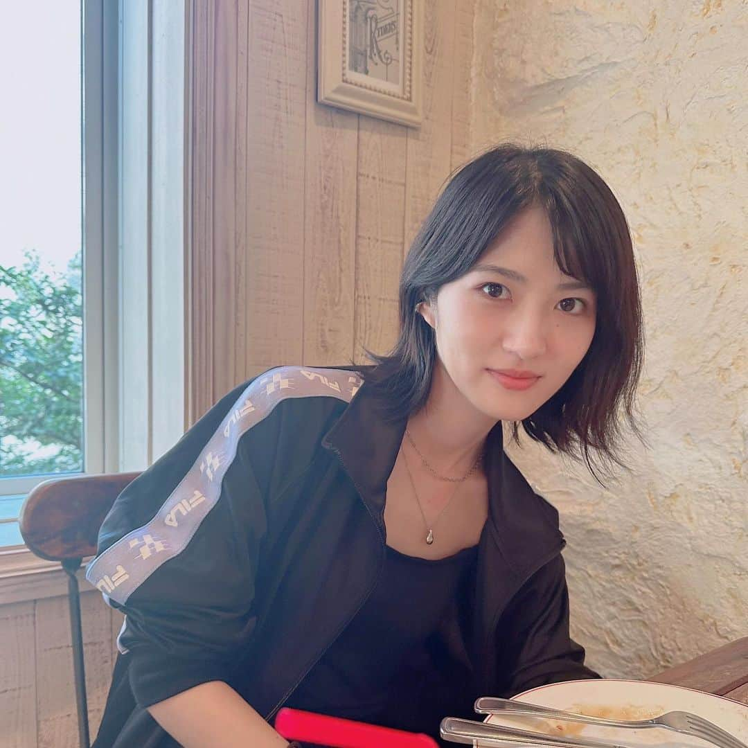 若月佑美さんのインスタグラム写真 - (若月佑美Instagram)「. 久々にプライベート投稿。 ２人で息出来ないくらい 笑うほどのパワーワードが出た日。 最高だったね。 相変わらず急な約束が最高。 かき氷予定だったのに結局 ガレットを食べたよ。 暑過ぎて汗ダラダラだった。 最終的にずっとエイジングケアの話して終わった。 まぁ、大事なことよね。 . #結局さ #向き合って座るから #2s 撮らず終わる #洋服は川後デザイン #若月佑美」8月26日 18時32分 - yumi_wakatsuki_official