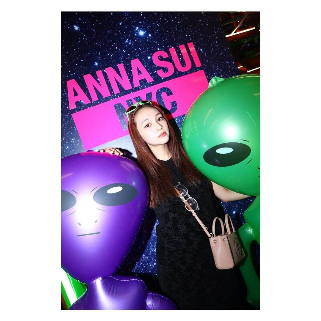 長谷川美月のインスタグラム：「@annasuinyc  @atmos.pink_official 👽💜💚」