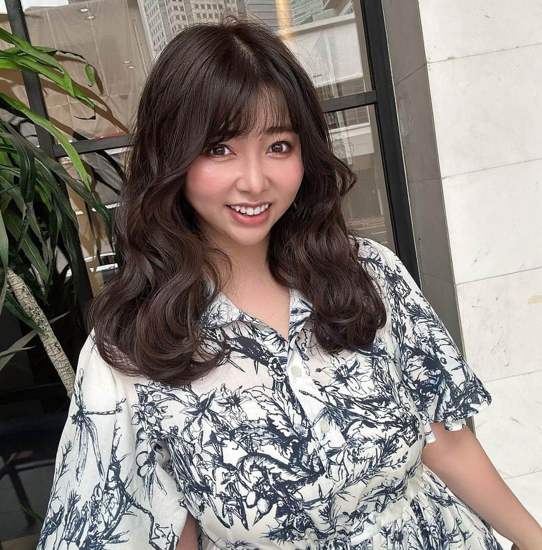 橘まりやのインスタグラム：「If you're looking for a hairdresser who can work wonders and give you valuable advice on enhancing your cuteness, Nari ( @narissam413 ) is your go-to person✨✨✨✨  I’ve recently went to for my monthly hair maintenance @ruler.singapore 💇‍♀️✨ By @narissam.4 🤍  DM @narissam.4 to make a reservation and get a 30% off for haircut, hair coloring, and incalami treatment! Kindly inform to him that you have came across his services from Mariya’s instagram to enjoy the offer 🤗  I challenged the color with a glossy look. The concept of the color is "dark but transparent!” The effect of raising the skin tone is very attractive! The weather is going to get better from now on in Singapore. The image is to look beautiful indoors and outside also.  And my recommendation is Features of TOKIO Incarami treatment.  The patented technology restores hair, so it is effective for colored, permed, and damaged hair~ The treatment lasts longer than other treatments! Hair becomes shiny and easily manageable! It protects your hair from heat and dryness that makes your hair color last longer!  @ruler.singapore で髪のメンテナンスに行ってきました✨  いつも担当してくれる @narissam413 くんは、その子に似合いそうな髪型を提案してくれてたくさんアドバイスをくれます！ 自分には意外とこうゆう色とか髪型が似合うんだって新たな発見をくれるよ‼︎ まりは今までそうゆう美容師さんに会った事なかったからやっと出会えた✨✨✨✨✨って感じ😊 今回は特に前髪を分け目を変えてぜんおろしはどう？って勧めてくれて、結果やってすごくよかった🥹❤️❤️❤️  @narissam413 くんにお任せすれば間違いなし😌✨✨✨ まりのInstagramを見たと伝えたら、カット、カラー、インカラミトリートメントのセットで30%OFFになります😉✨ 是非DMしてみてね♫  #rulersingapore  #hairsalonsg  #singaporelife #singapore #singaporegirl #singaporeinsta #シンガポールライフ #シンガポールおすすめ #シンガポール情報 #シンガポール美女 #シンガポール #シンガポール生活 #橘まりや #グラビア #グラドル  #pinupgirl #pinupmodel #bikinimodel  #sexy #japanesegirl #idol #그라비아  #아이돌 #偶像 #寫真偶像」