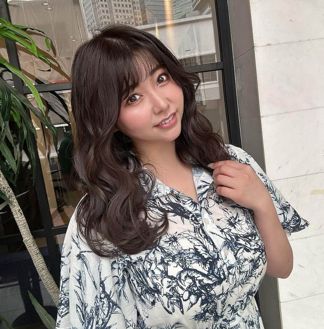 橘まりやさんのインスタグラム写真 - (橘まりやInstagram)「If you're looking for a hairdresser who can work wonders and give you valuable advice on enhancing your cuteness, Nari ( @narissam413 ) is your go-to person✨✨✨✨  I’ve recently went to for my monthly hair maintenance @ruler.singapore 💇‍♀️✨ By @narissam.4 🤍  DM @narissam.4 to make a reservation and get a 30% off for haircut, hair coloring, and incalami treatment! Kindly inform to him that you have came across his services from Mariya’s instagram to enjoy the offer 🤗  I challenged the color with a glossy look. The concept of the color is "dark but transparent!” The effect of raising the skin tone is very attractive! The weather is going to get better from now on in Singapore. The image is to look beautiful indoors and outside also.  And my recommendation is Features of TOKIO Incarami treatment.  The patented technology restores hair, so it is effective for colored, permed, and damaged hair~ The treatment lasts longer than other treatments! Hair becomes shiny and easily manageable! It protects your hair from heat and dryness that makes your hair color last longer!  @ruler.singapore で髪のメンテナンスに行ってきました✨  いつも担当してくれる @narissam413 くんは、その子に似合いそうな髪型を提案してくれてたくさんアドバイスをくれます！ 自分には意外とこうゆう色とか髪型が似合うんだって新たな発見をくれるよ‼︎ まりは今までそうゆう美容師さんに会った事なかったからやっと出会えた✨✨✨✨✨って感じ😊 今回は特に前髪を分け目を変えてぜんおろしはどう？って勧めてくれて、結果やってすごくよかった🥹❤️❤️❤️  @narissam413 くんにお任せすれば間違いなし😌✨✨✨ まりのInstagramを見たと伝えたら、カット、カラー、インカラミトリートメントのセットで30%OFFになります😉✨ 是非DMしてみてね♫  #rulersingapore  #hairsalonsg  #singaporelife #singapore #singaporegirl #singaporeinsta #シンガポールライフ #シンガポールおすすめ #シンガポール情報 #シンガポール美女 #シンガポール #シンガポール生活 #橘まりや #グラビア #グラドル  #pinupgirl #pinupmodel #bikinimodel  #sexy #japanesegirl #idol #그라비아  #아이돌 #偶像 #寫真偶像」8月26日 18時35分 - mariya_tachibana_official