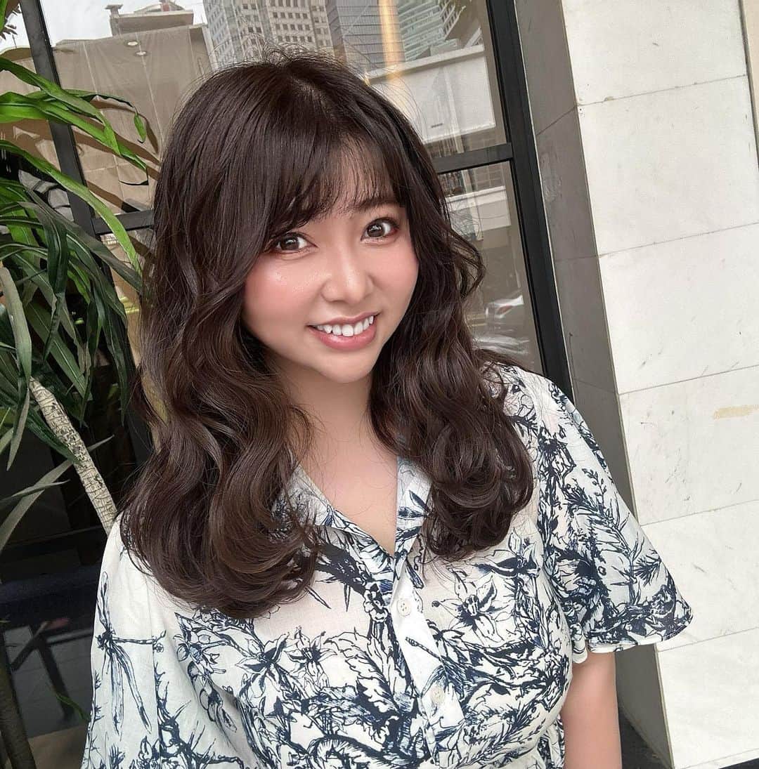 橘まりやさんのインスタグラム写真 - (橘まりやInstagram)「If you're looking for a hairdresser who can work wonders and give you valuable advice on enhancing your cuteness, Nari ( @narissam413 ) is your go-to person✨✨✨✨  I’ve recently went to for my monthly hair maintenance @ruler.singapore 💇‍♀️✨ By @narissam.4 🤍  DM @narissam.4 to make a reservation and get a 30% off for haircut, hair coloring, and incalami treatment! Kindly inform to him that you have came across his services from Mariya’s instagram to enjoy the offer 🤗  I challenged the color with a glossy look. The concept of the color is "dark but transparent!” The effect of raising the skin tone is very attractive! The weather is going to get better from now on in Singapore. The image is to look beautiful indoors and outside also.  And my recommendation is Features of TOKIO Incarami treatment.  The patented technology restores hair, so it is effective for colored, permed, and damaged hair~ The treatment lasts longer than other treatments! Hair becomes shiny and easily manageable! It protects your hair from heat and dryness that makes your hair color last longer!  @ruler.singapore で髪のメンテナンスに行ってきました✨  いつも担当してくれる @narissam413 くんは、その子に似合いそうな髪型を提案してくれてたくさんアドバイスをくれます！ 自分には意外とこうゆう色とか髪型が似合うんだって新たな発見をくれるよ‼︎ まりは今までそうゆう美容師さんに会った事なかったからやっと出会えた✨✨✨✨✨って感じ😊 今回は特に前髪を分け目を変えてぜんおろしはどう？って勧めてくれて、結果やってすごくよかった🥹❤️❤️❤️  @narissam413 くんにお任せすれば間違いなし😌✨✨✨ まりのInstagramを見たと伝えたら、カット、カラー、インカラミトリートメントのセットで30%OFFになります😉✨ 是非DMしてみてね♫  #rulersingapore  #hairsalonsg  #singaporelife #singapore #singaporegirl #singaporeinsta #シンガポールライフ #シンガポールおすすめ #シンガポール情報 #シンガポール美女 #シンガポール #シンガポール生活 #橘まりや #グラビア #グラドル  #pinupgirl #pinupmodel #bikinimodel  #sexy #japanesegirl #idol #그라비아  #아이돌 #偶像 #寫真偶像」8月26日 18時35分 - mariya_tachibana_official