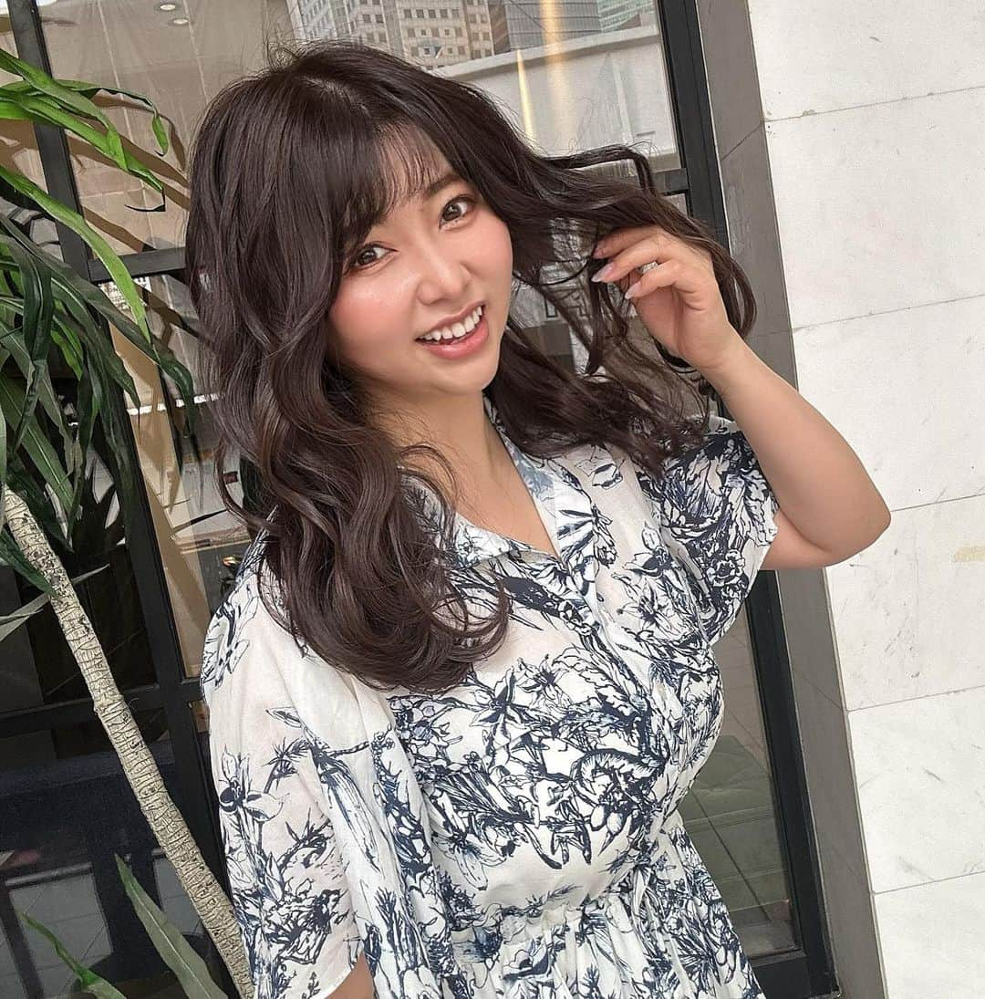 橘まりやさんのインスタグラム写真 - (橘まりやInstagram)「If you're looking for a hairdresser who can work wonders and give you valuable advice on enhancing your cuteness, Nari ( @narissam413 ) is your go-to person✨✨✨✨  I’ve recently went to for my monthly hair maintenance @ruler.singapore 💇‍♀️✨ By @narissam.4 🤍  DM @narissam.4 to make a reservation and get a 30% off for haircut, hair coloring, and incalami treatment! Kindly inform to him that you have came across his services from Mariya’s instagram to enjoy the offer 🤗  I challenged the color with a glossy look. The concept of the color is "dark but transparent!” The effect of raising the skin tone is very attractive! The weather is going to get better from now on in Singapore. The image is to look beautiful indoors and outside also.  And my recommendation is Features of TOKIO Incarami treatment.  The patented technology restores hair, so it is effective for colored, permed, and damaged hair~ The treatment lasts longer than other treatments! Hair becomes shiny and easily manageable! It protects your hair from heat and dryness that makes your hair color last longer!  @ruler.singapore で髪のメンテナンスに行ってきました✨  いつも担当してくれる @narissam413 くんは、その子に似合いそうな髪型を提案してくれてたくさんアドバイスをくれます！ 自分には意外とこうゆう色とか髪型が似合うんだって新たな発見をくれるよ‼︎ まりは今までそうゆう美容師さんに会った事なかったからやっと出会えた✨✨✨✨✨って感じ😊 今回は特に前髪を分け目を変えてぜんおろしはどう？って勧めてくれて、結果やってすごくよかった🥹❤️❤️❤️  @narissam413 くんにお任せすれば間違いなし😌✨✨✨ まりのInstagramを見たと伝えたら、カット、カラー、インカラミトリートメントのセットで30%OFFになります😉✨ 是非DMしてみてね♫  #rulersingapore  #hairsalonsg  #singaporelife #singapore #singaporegirl #singaporeinsta #シンガポールライフ #シンガポールおすすめ #シンガポール情報 #シンガポール美女 #シンガポール #シンガポール生活 #橘まりや #グラビア #グラドル  #pinupgirl #pinupmodel #bikinimodel  #sexy #japanesegirl #idol #그라비아  #아이돌 #偶像 #寫真偶像」8月26日 18時35分 - mariya_tachibana_official