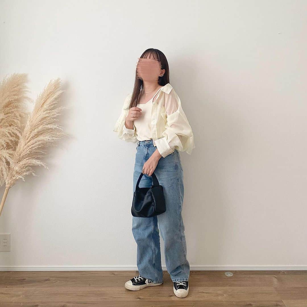 haruのインスタグラム：「ㅤㅤㅤㅤㅤㅤㅤㅤㅤㅤㅤㅤㅤ ㅤㅤㅤㅤㅤㅤㅤㅤㅤㅤㅤㅤㅤ いつかのお気に入りコーデ🫶🏻 久しぶりにデニムパンツ履いた😂  まだまだ暑いけどそろそろ 秋服も準備していかなきゃ☺️🍁 はやく秋こないかな〜🤎 ㅤㅤㅤㅤㅤㅤㅤㅤㅤㅤㅤㅤㅤ  ┈┈┈┈┈┈┈┈┈┈┈┈┈┈┈┈┈┈┈  ☑︎ camisole : #apresjourclair ☑︎ shirt : #mystic ☑︎ pants : #discoat ☑︎ bag : #lowrysfarm ☑︎ shoes : #converse  ┈┈┈┈┈┈┈┈┈┈┈┈┈┈┈┈┈┈┈  ㅤㅤㅤㅤㅤㅤㅤㅤㅤㅤㅤㅤㅤ 骨盤が広がったままなので骨格矯正いきたい🥺 でも時間が..ない..😭みんないつ行ってるのかな？🥺  #低身長コーデ#ママコーデ#ママファッション#シアーシャツ#デニムコーデ」